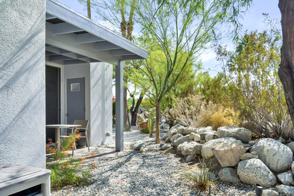 700 W Racquet Club Road