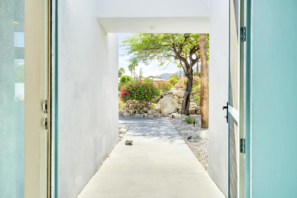 700 W Racquet Club Road