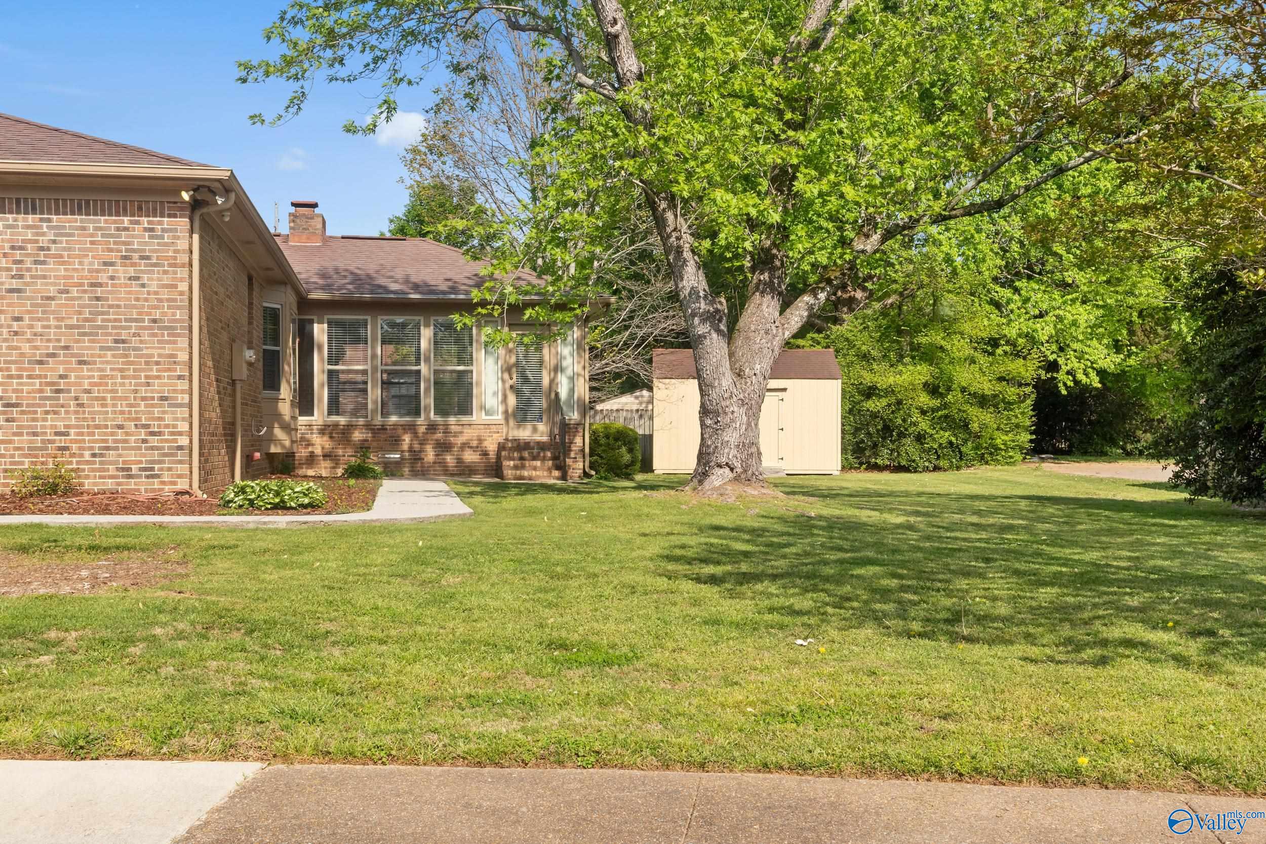 906 Flora Circle SE