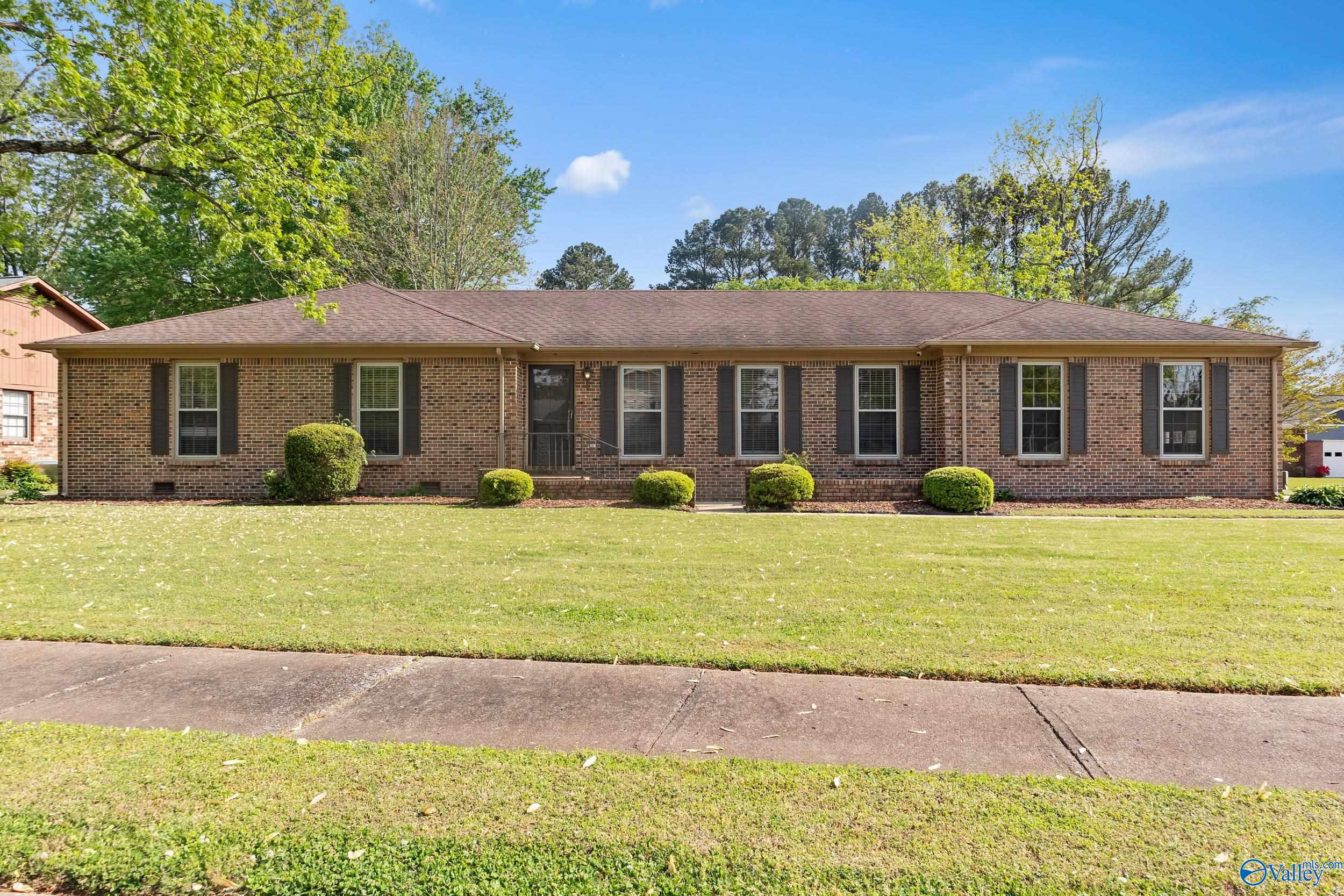 906 Flora Circle SE