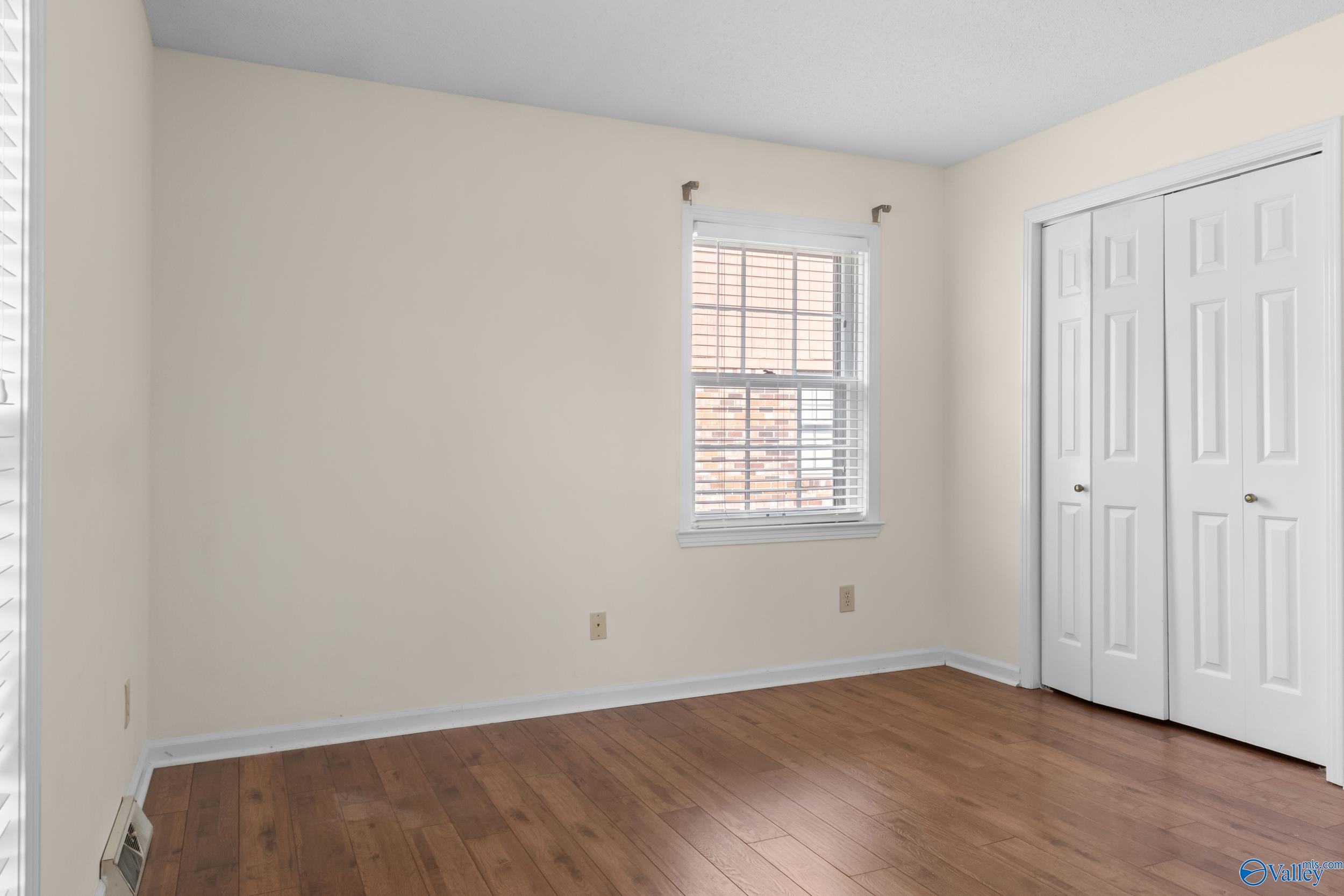 906 Flora Circle SE