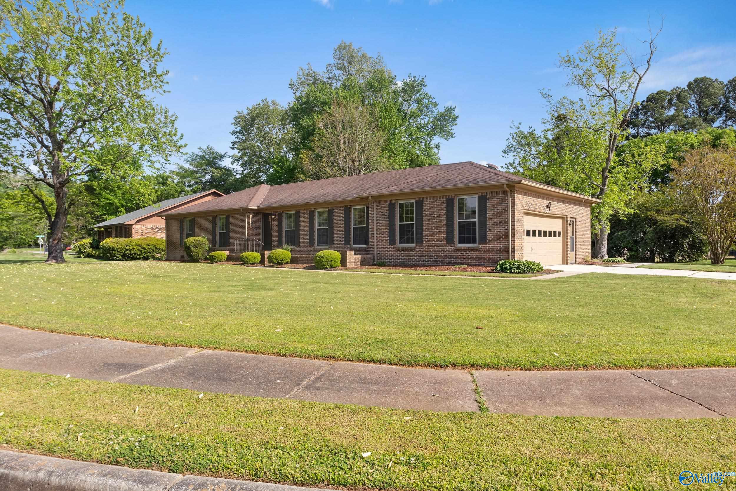 906 Flora Circle SE