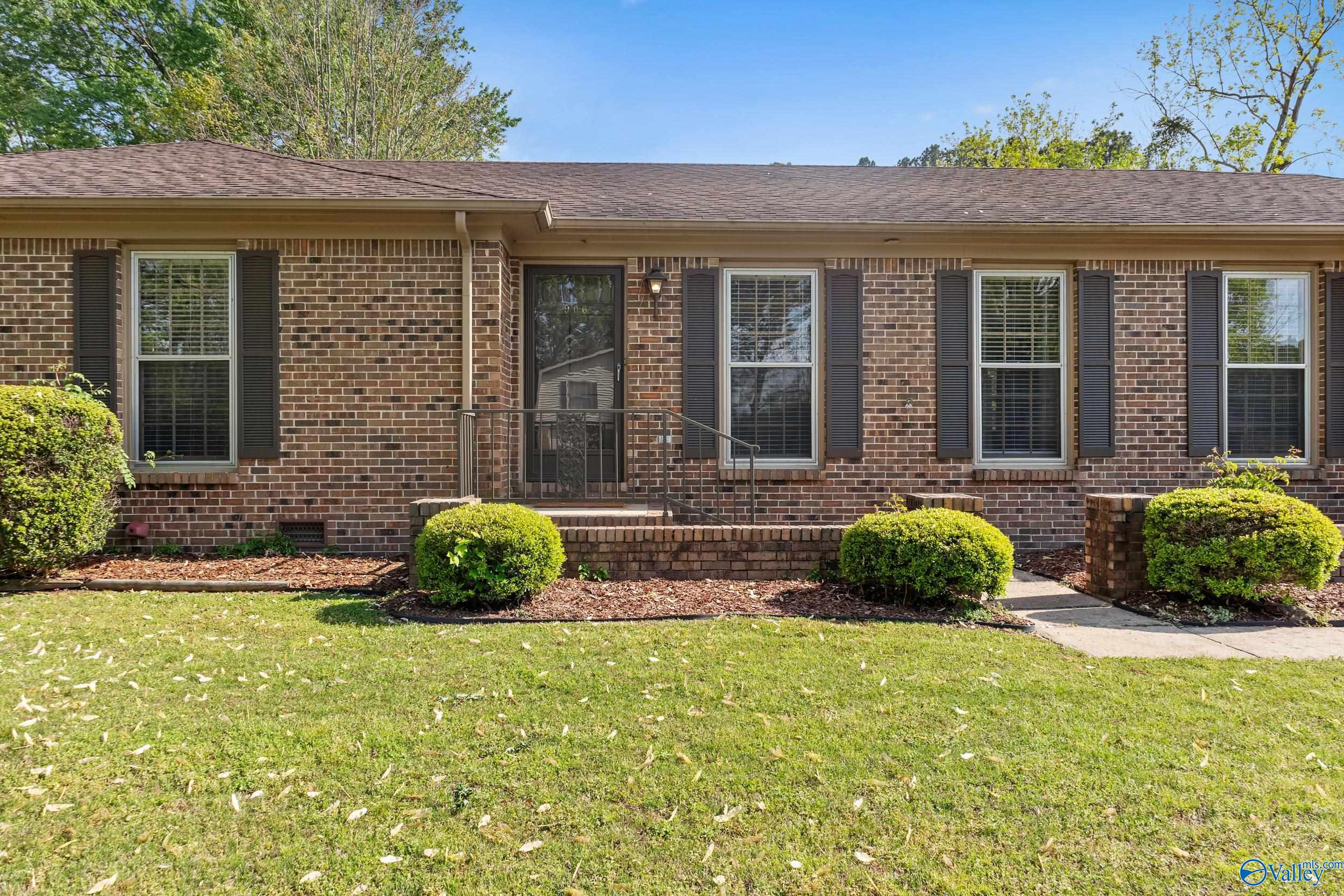906 Flora Circle SE