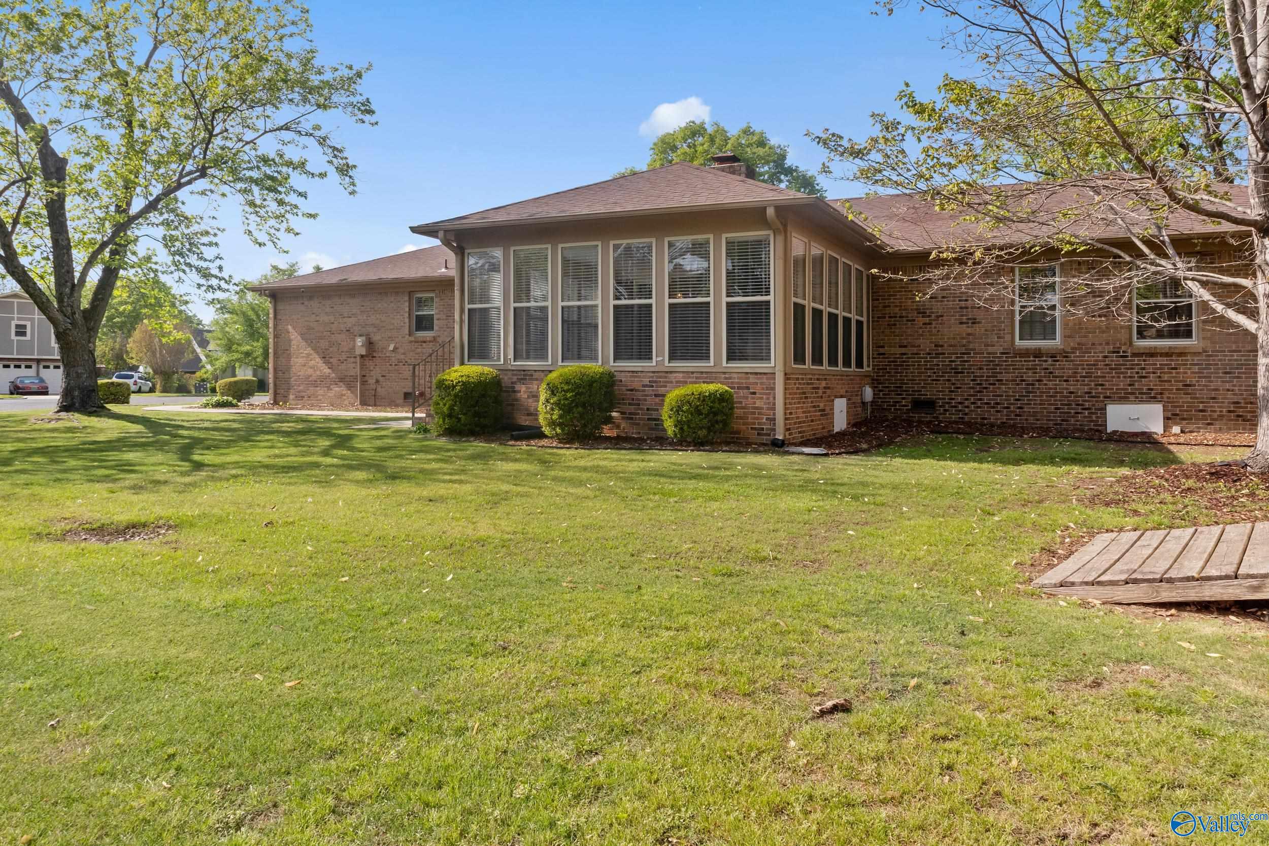 906 Flora Circle SE