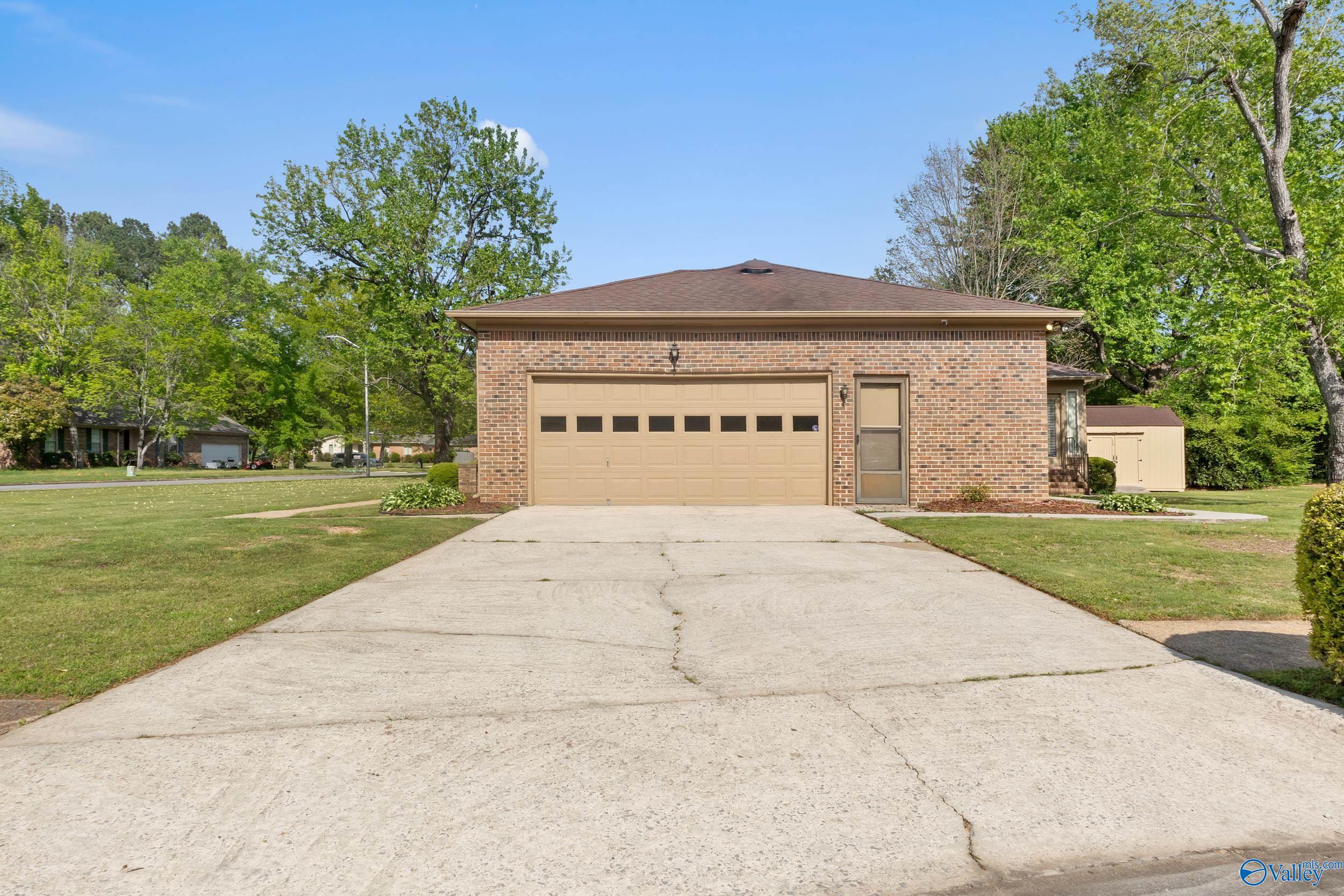 906 Flora Circle SE
