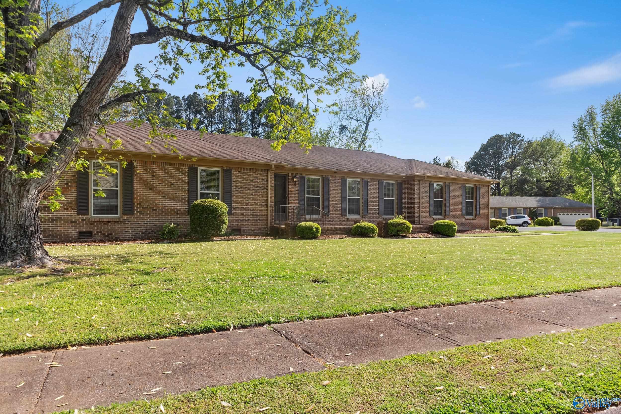 906 Flora Circle SE