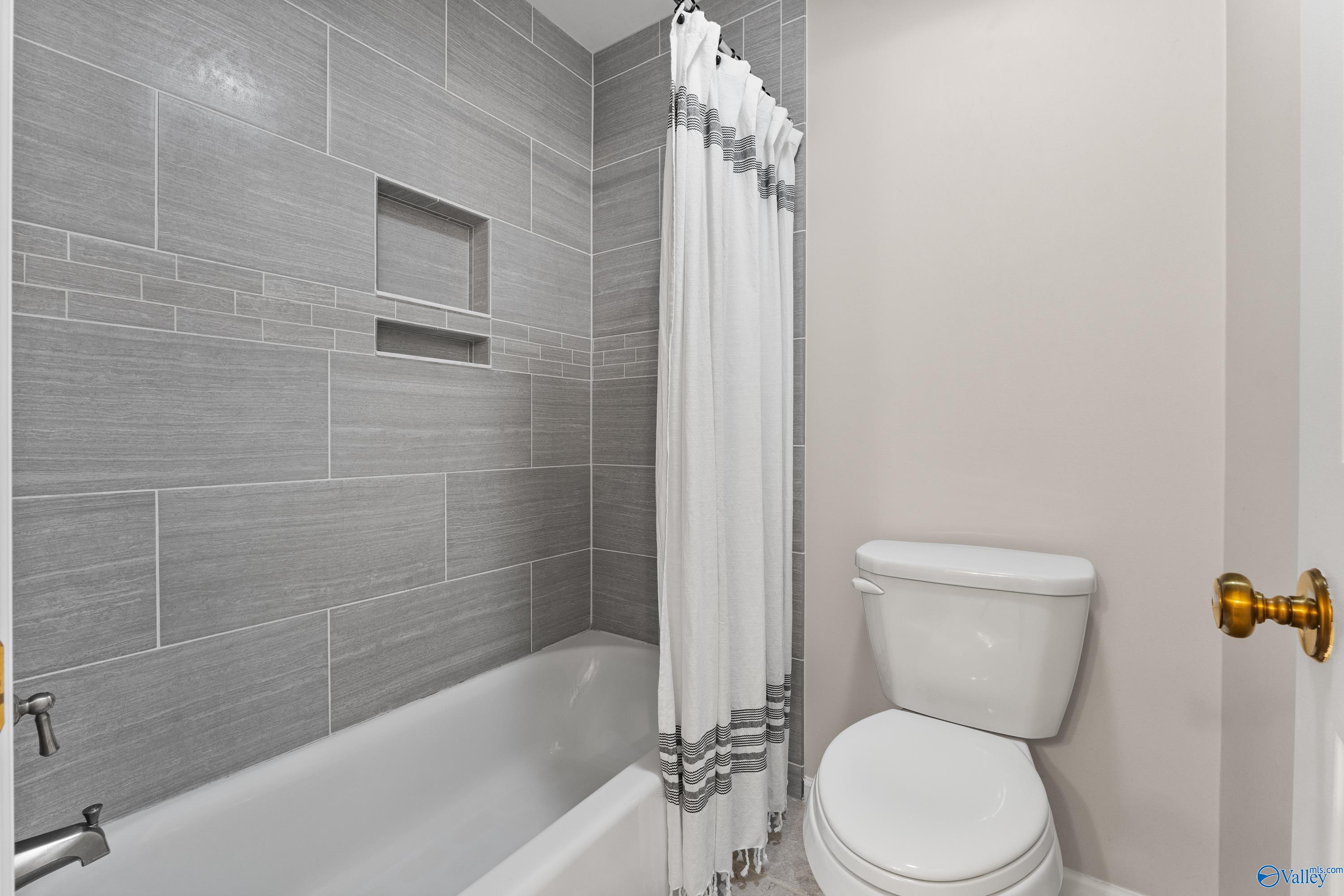 2006 Joseph Circle NE
