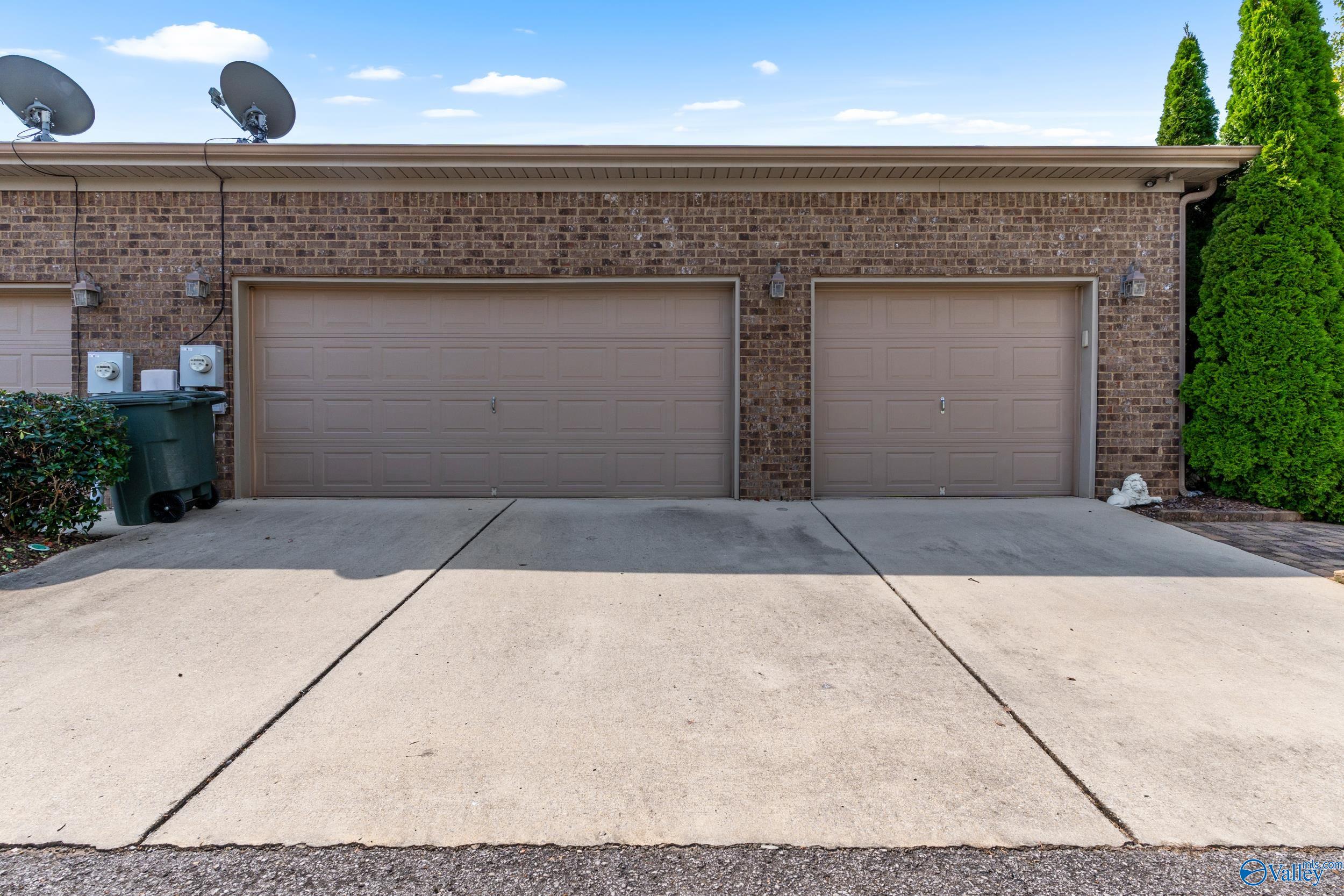 558 West Mossyleaf Drive SW