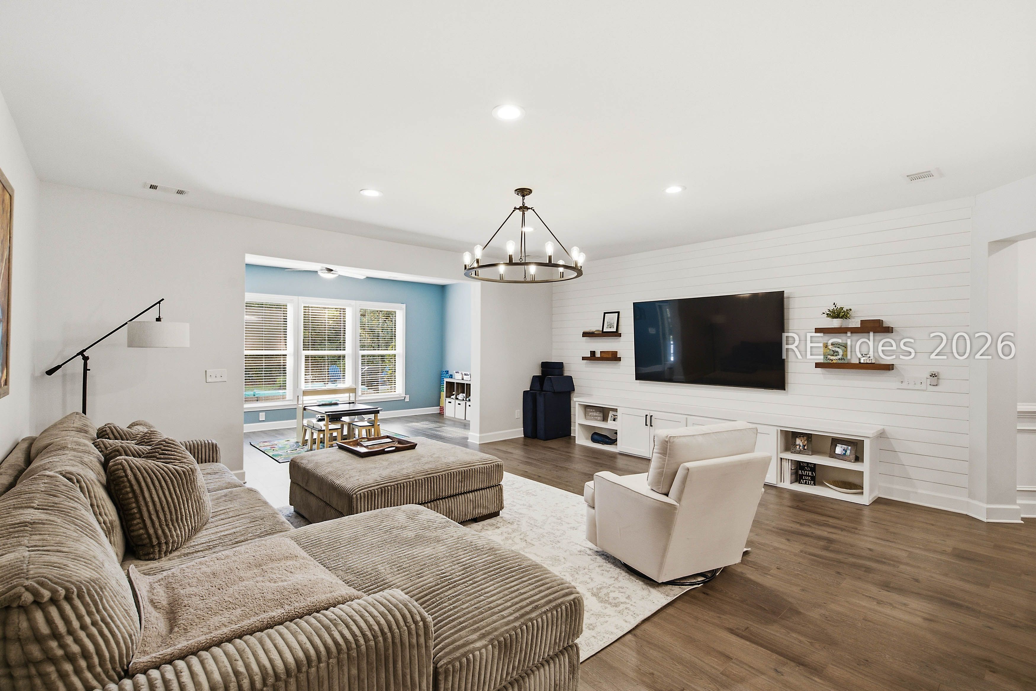 77 Bainbridge Way