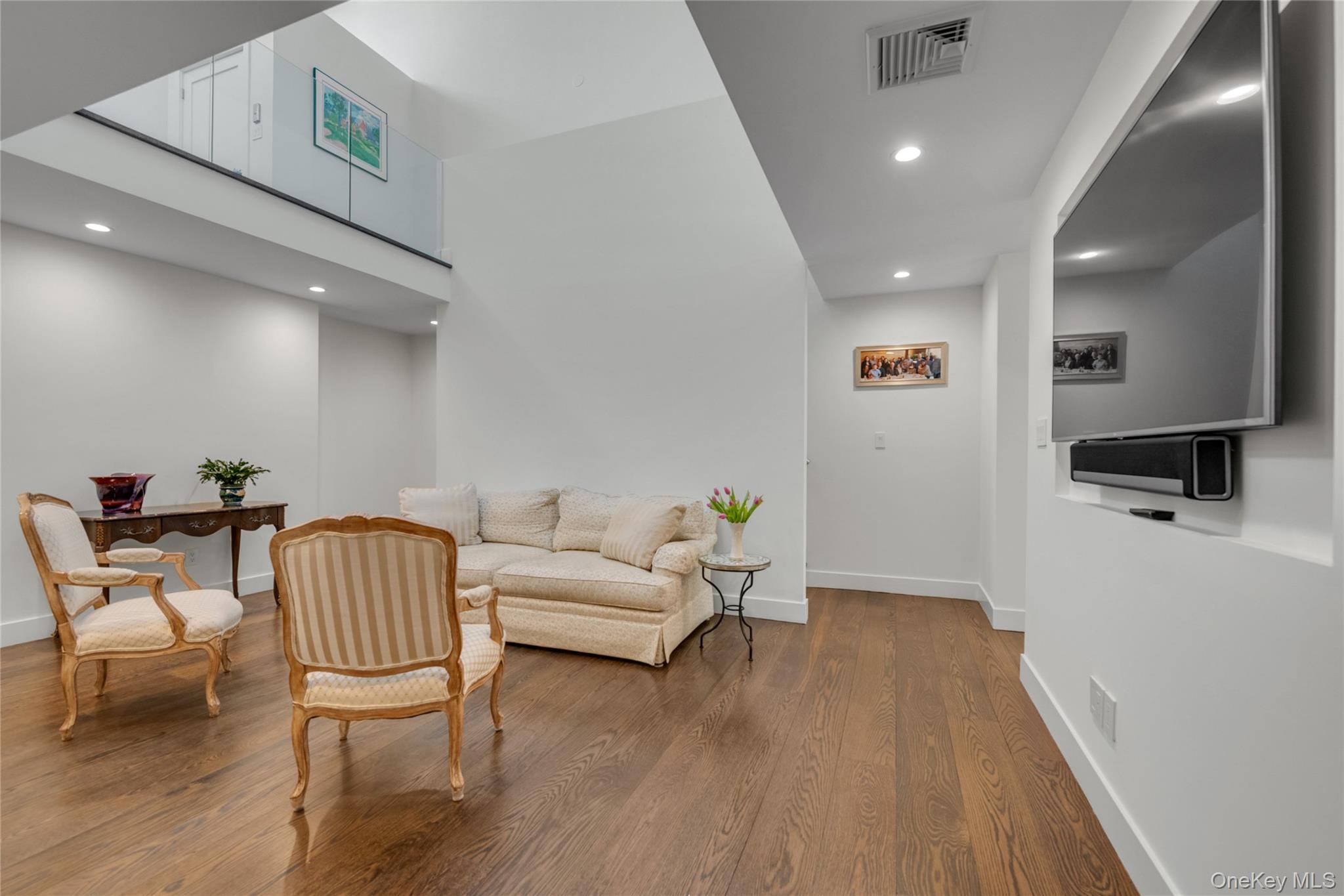 115 Eagles Crescent Unit: 115
