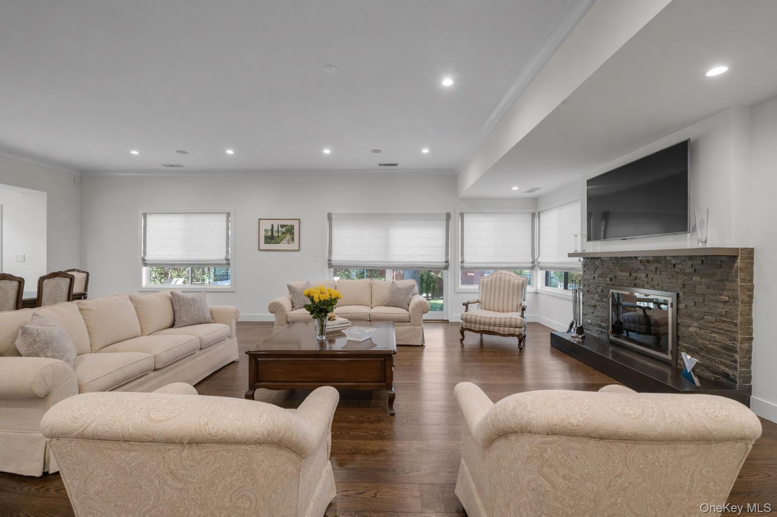 115 Eagles Crescent Unit: 115