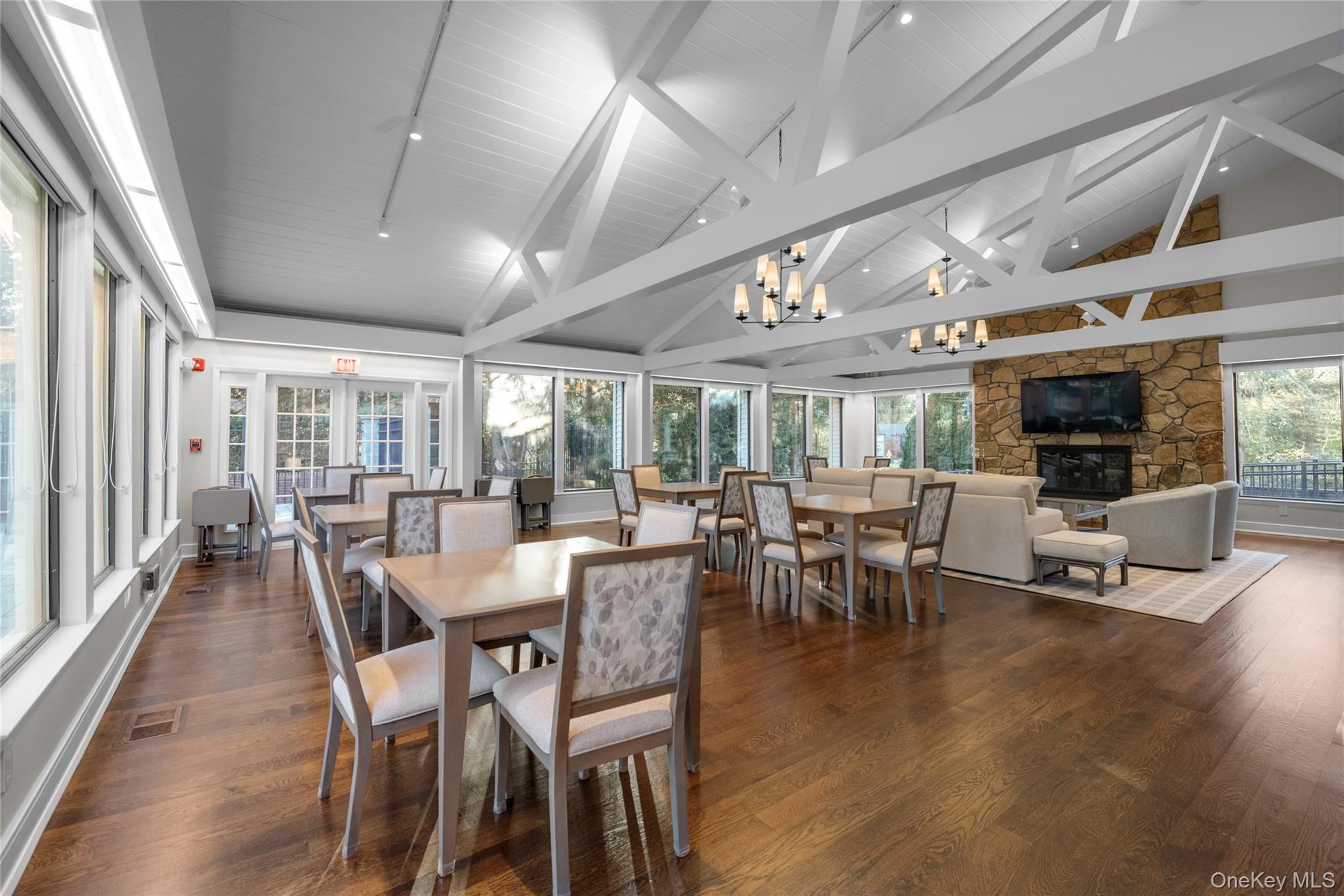 115 Eagles Crescent Unit: 115