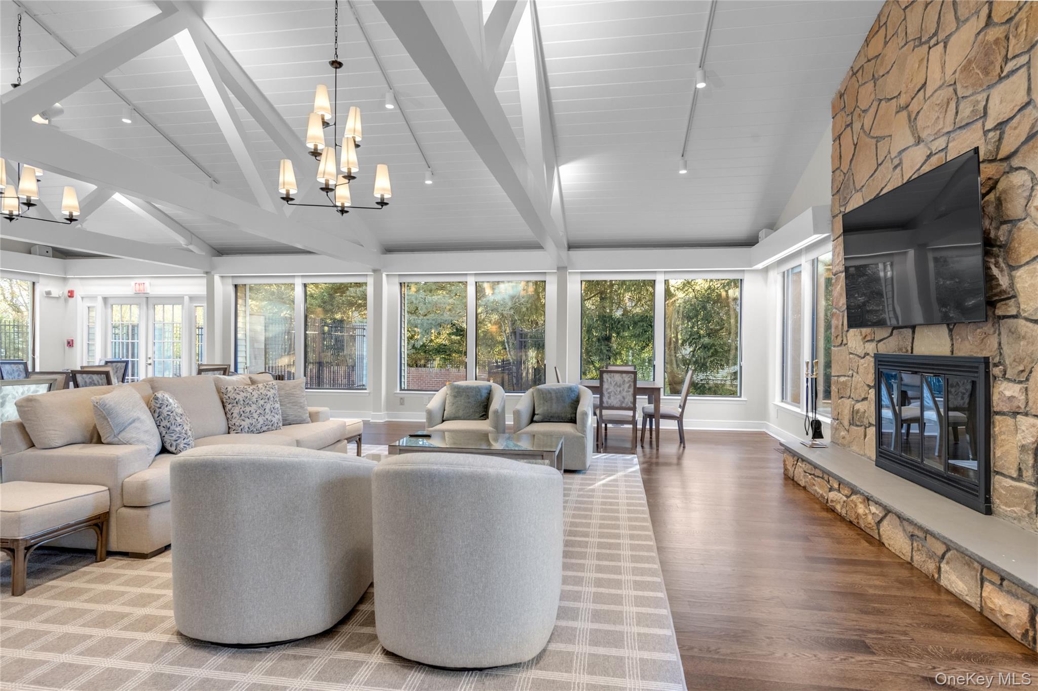 115 Eagles Crescent Unit: 115