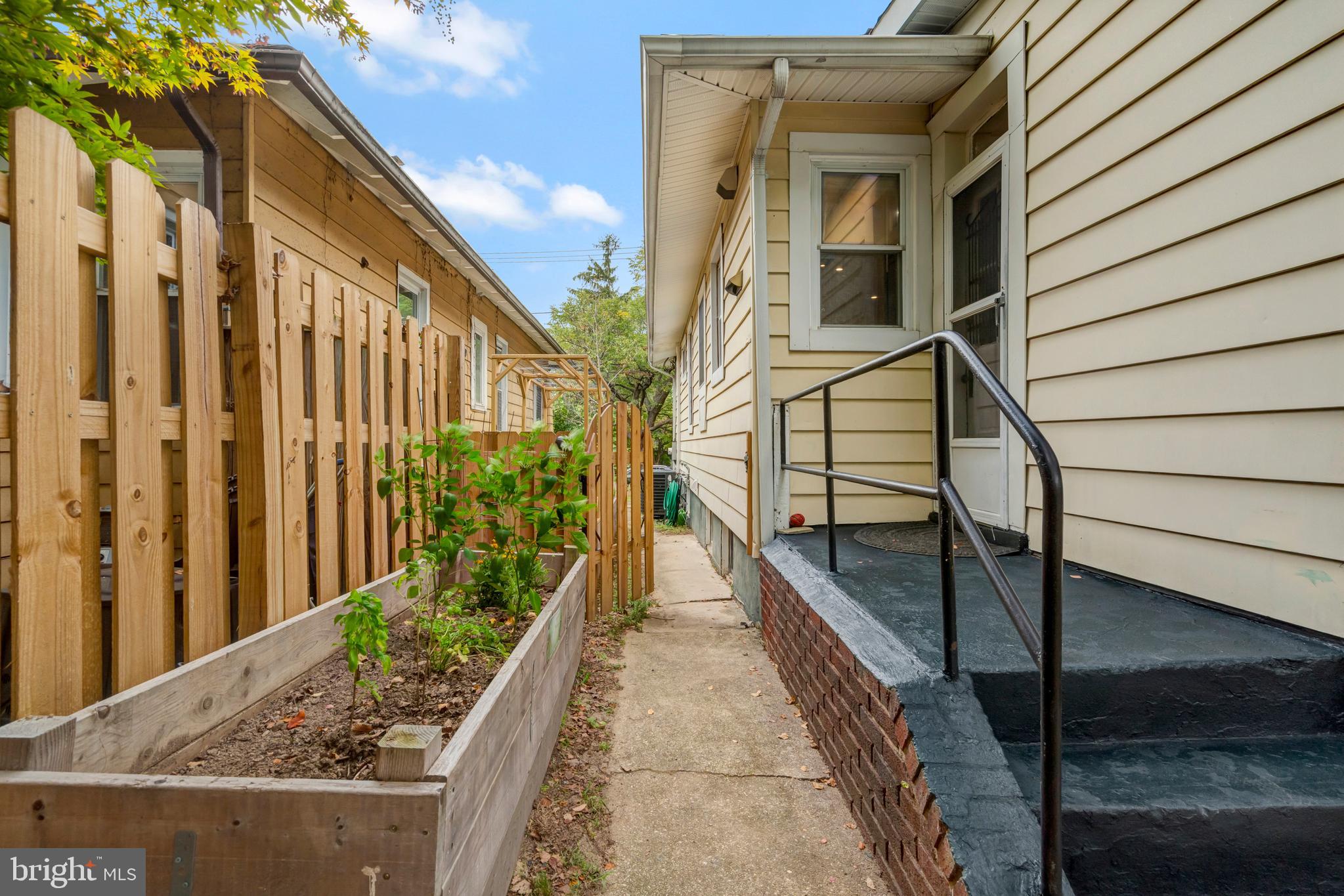 3003 10TH STREET NE