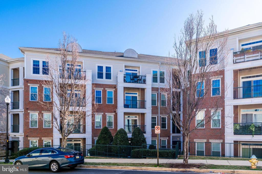 2465 Army Navy Dr #1-109