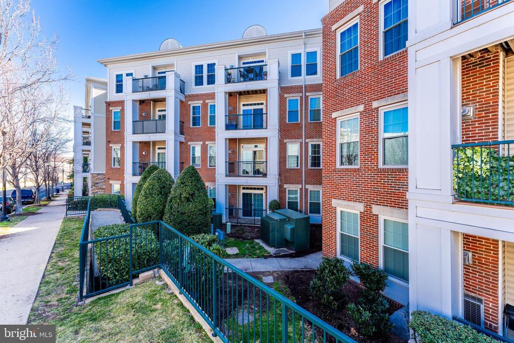 2465 Army Navy Dr #1-109