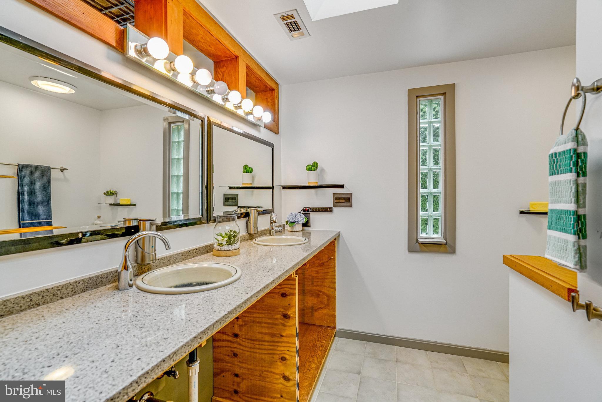 2005 S QUINCY STREET