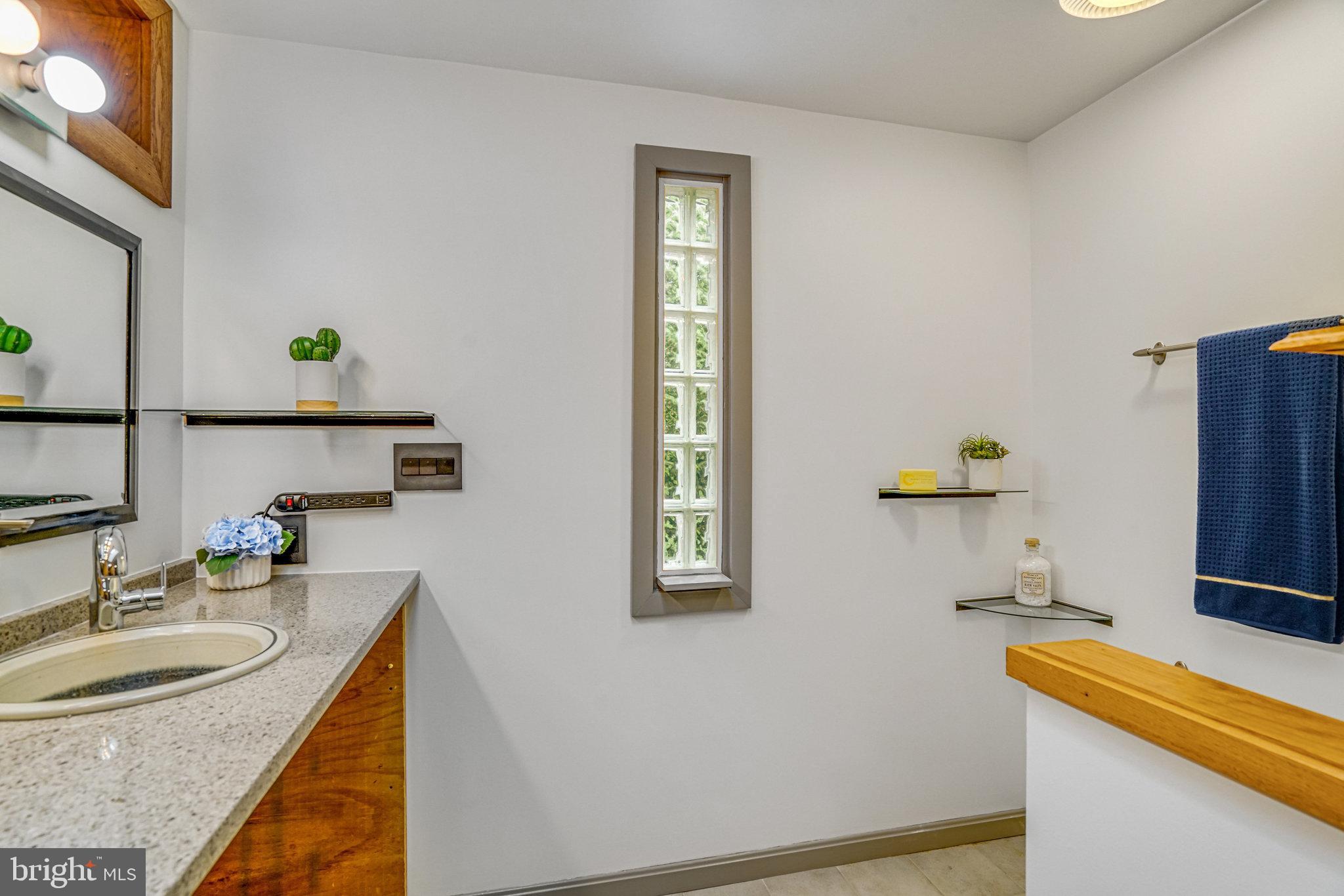 2005 S QUINCY STREET