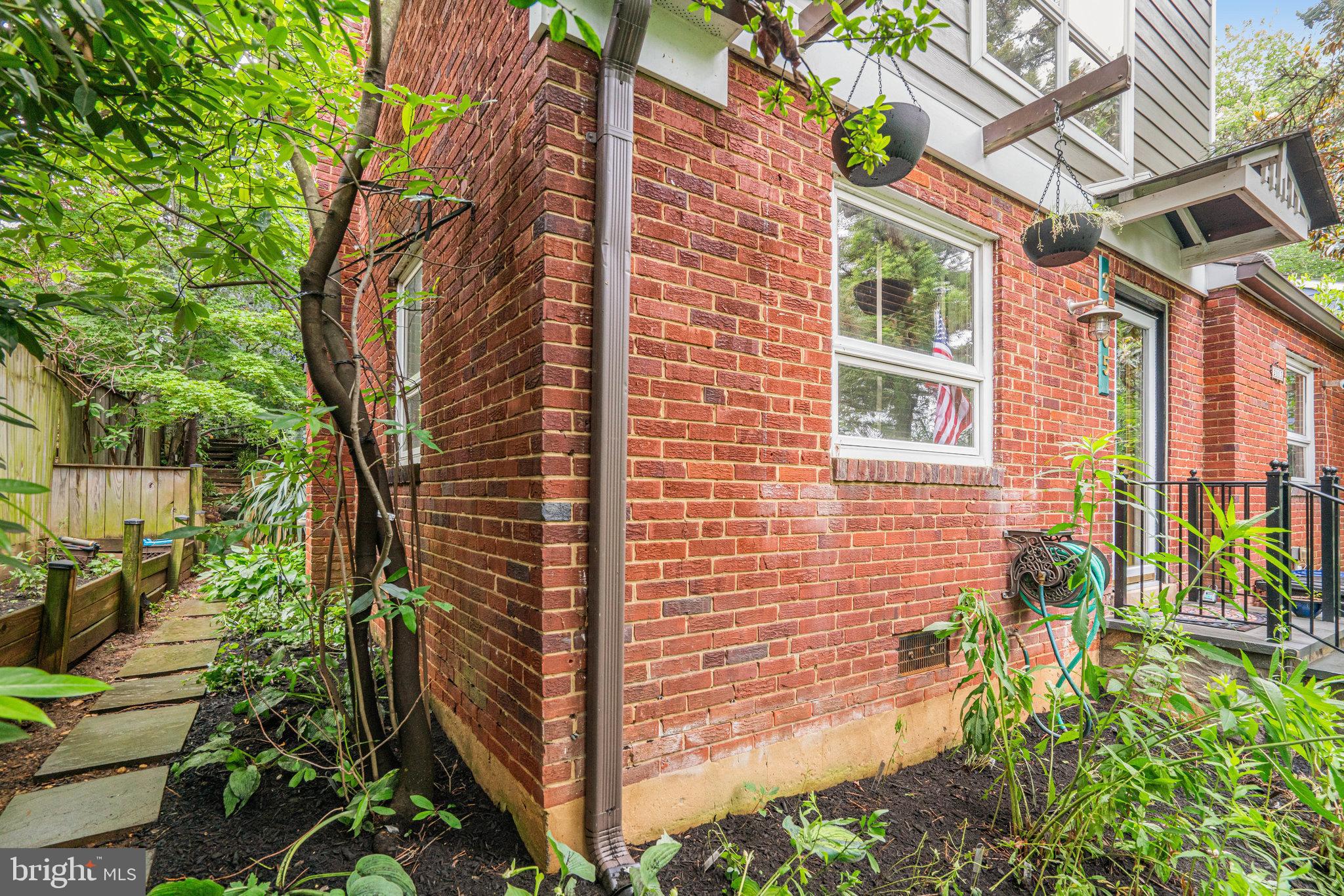 2005 S QUINCY STREET