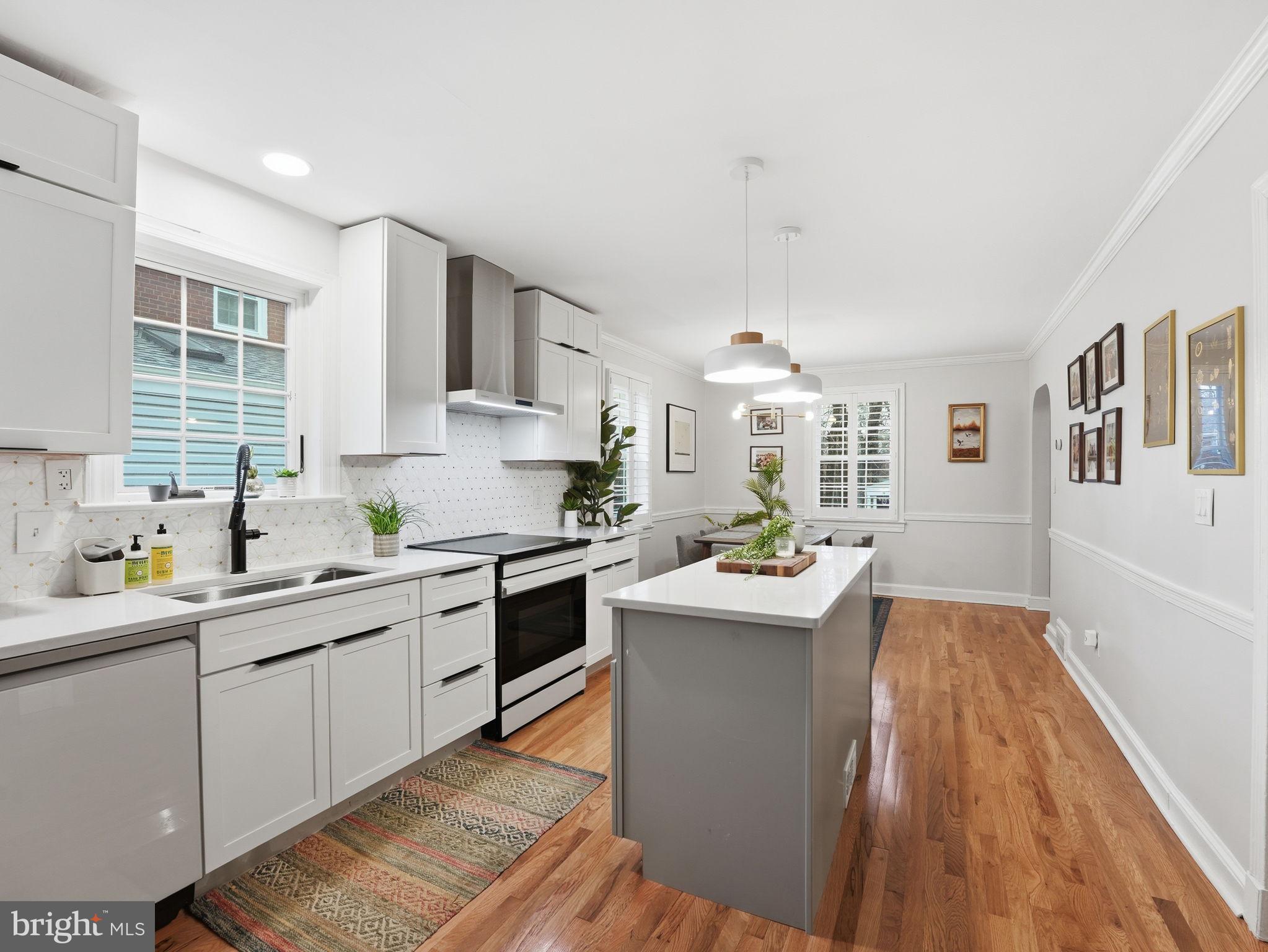 1608 CRESTWOOD DRIVE