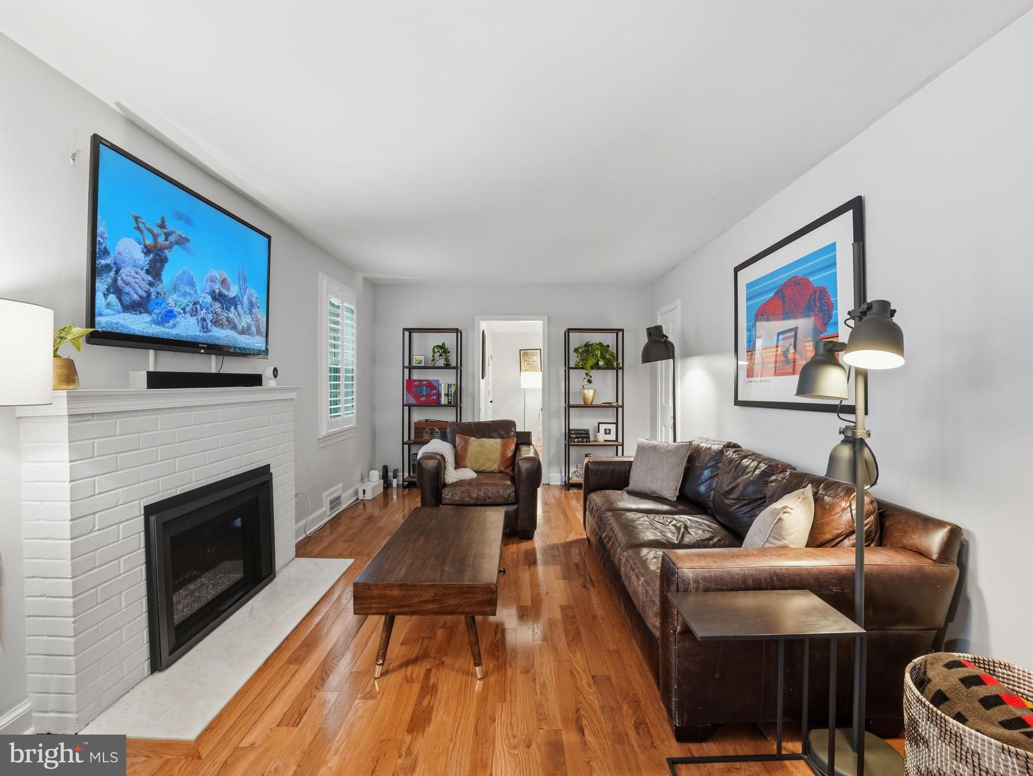 1608 CRESTWOOD DRIVE