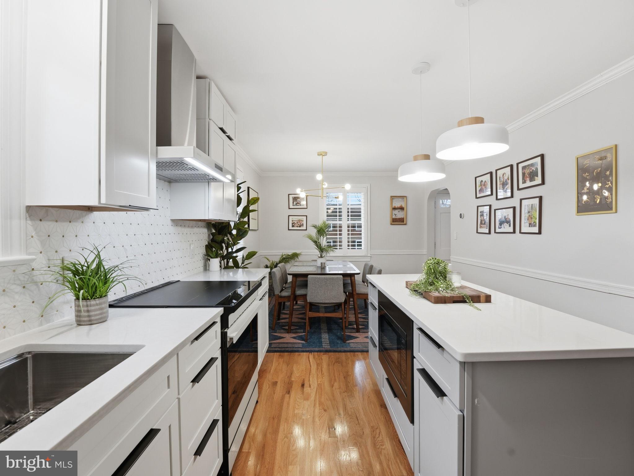 1608 CRESTWOOD DRIVE