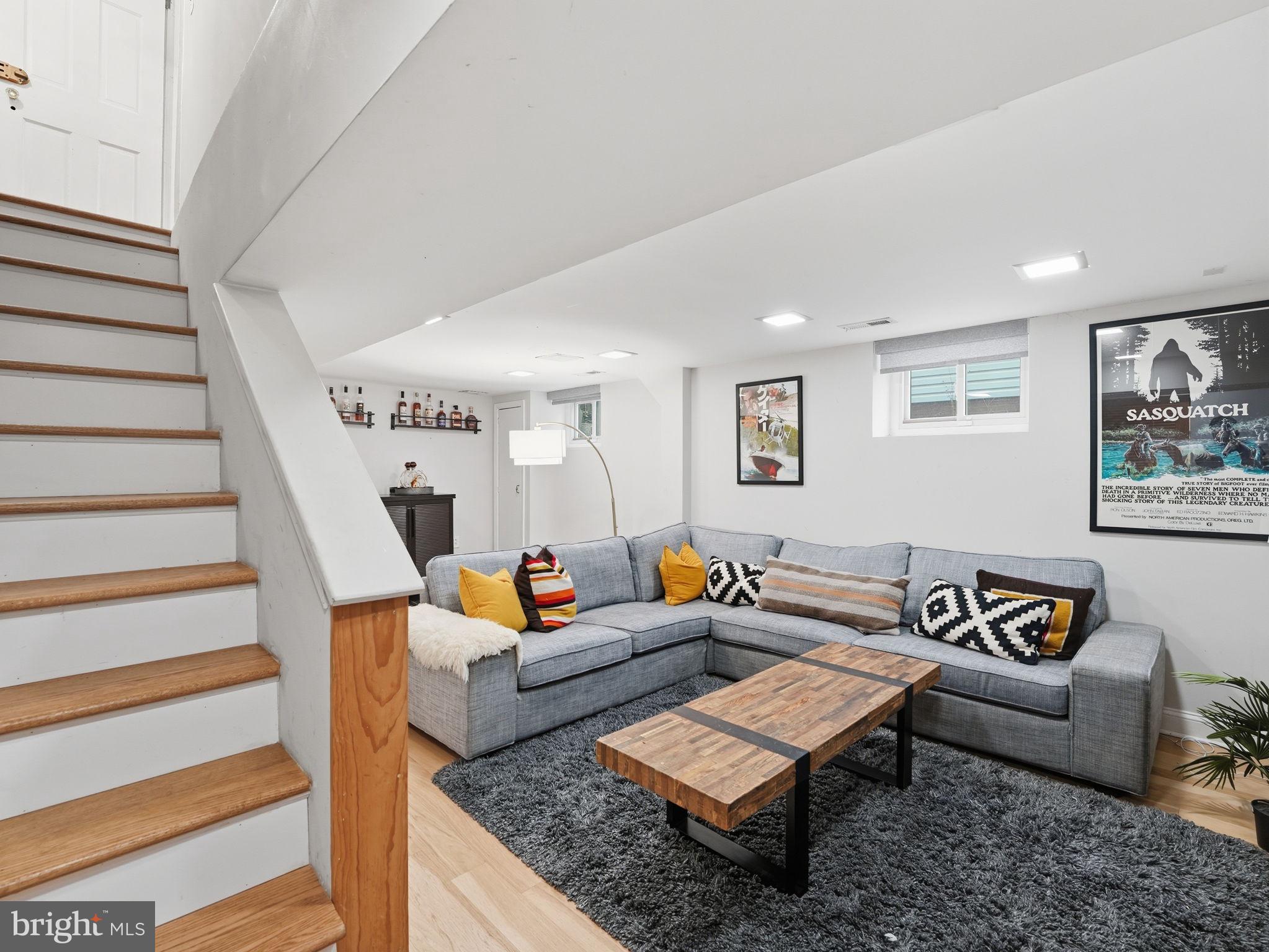 1608 CRESTWOOD DRIVE