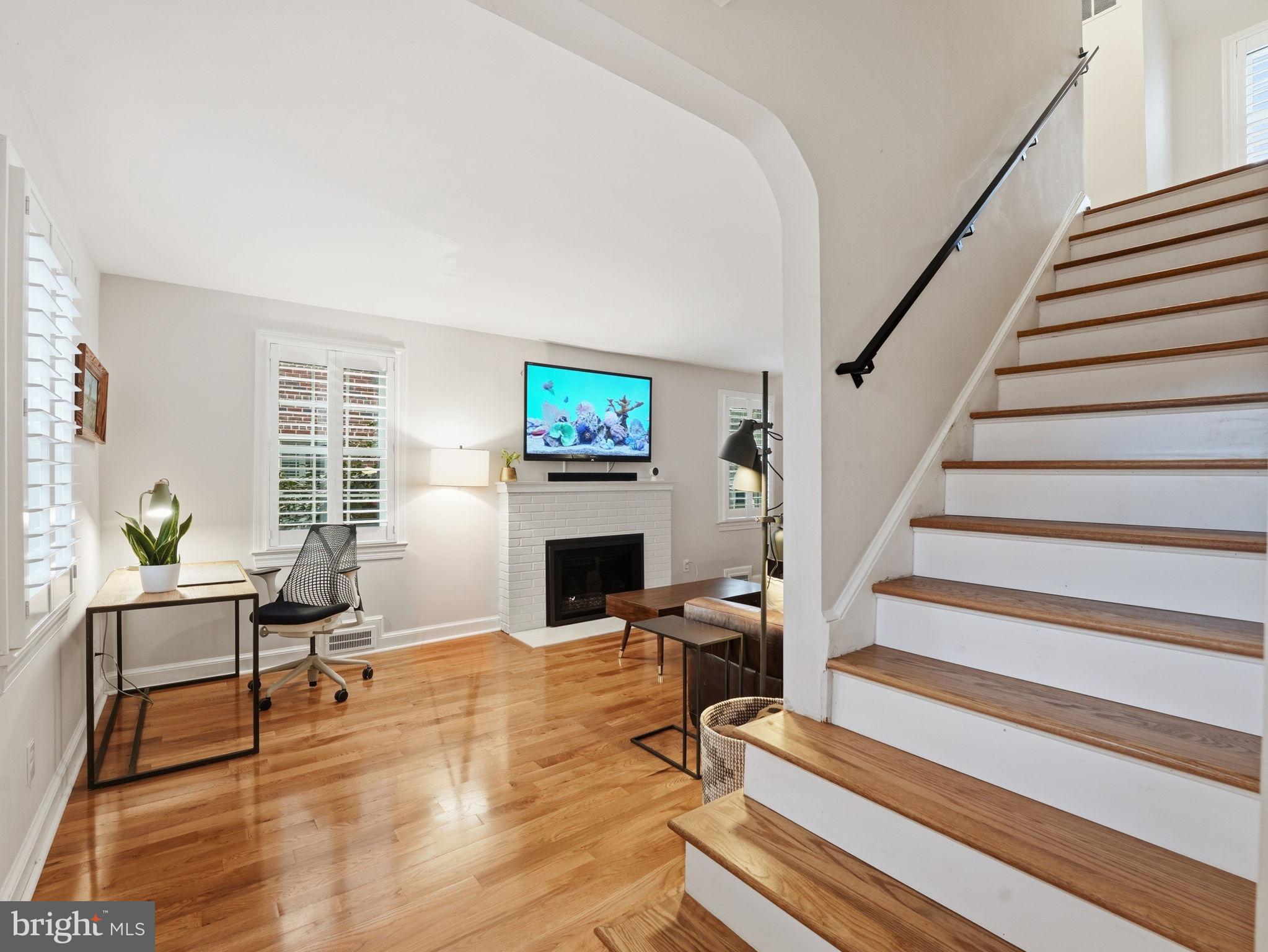 1608 CRESTWOOD DRIVE