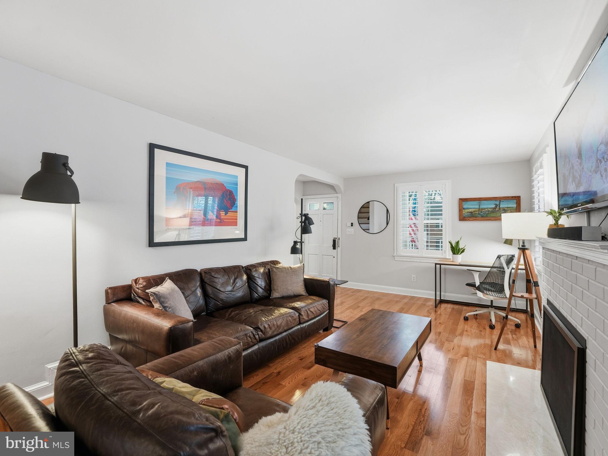 1608 CRESTWOOD DRIVE