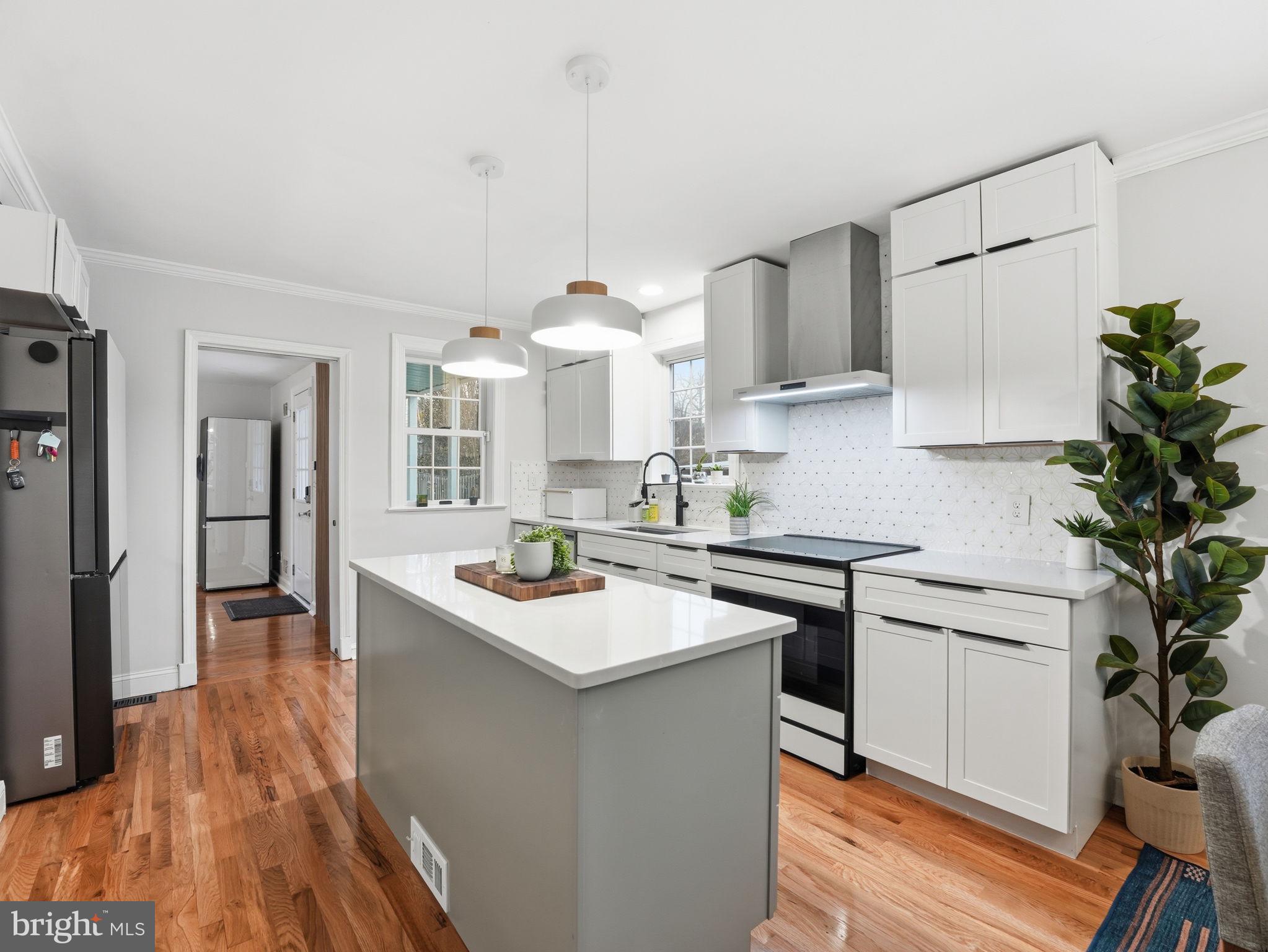 1608 CRESTWOOD DRIVE