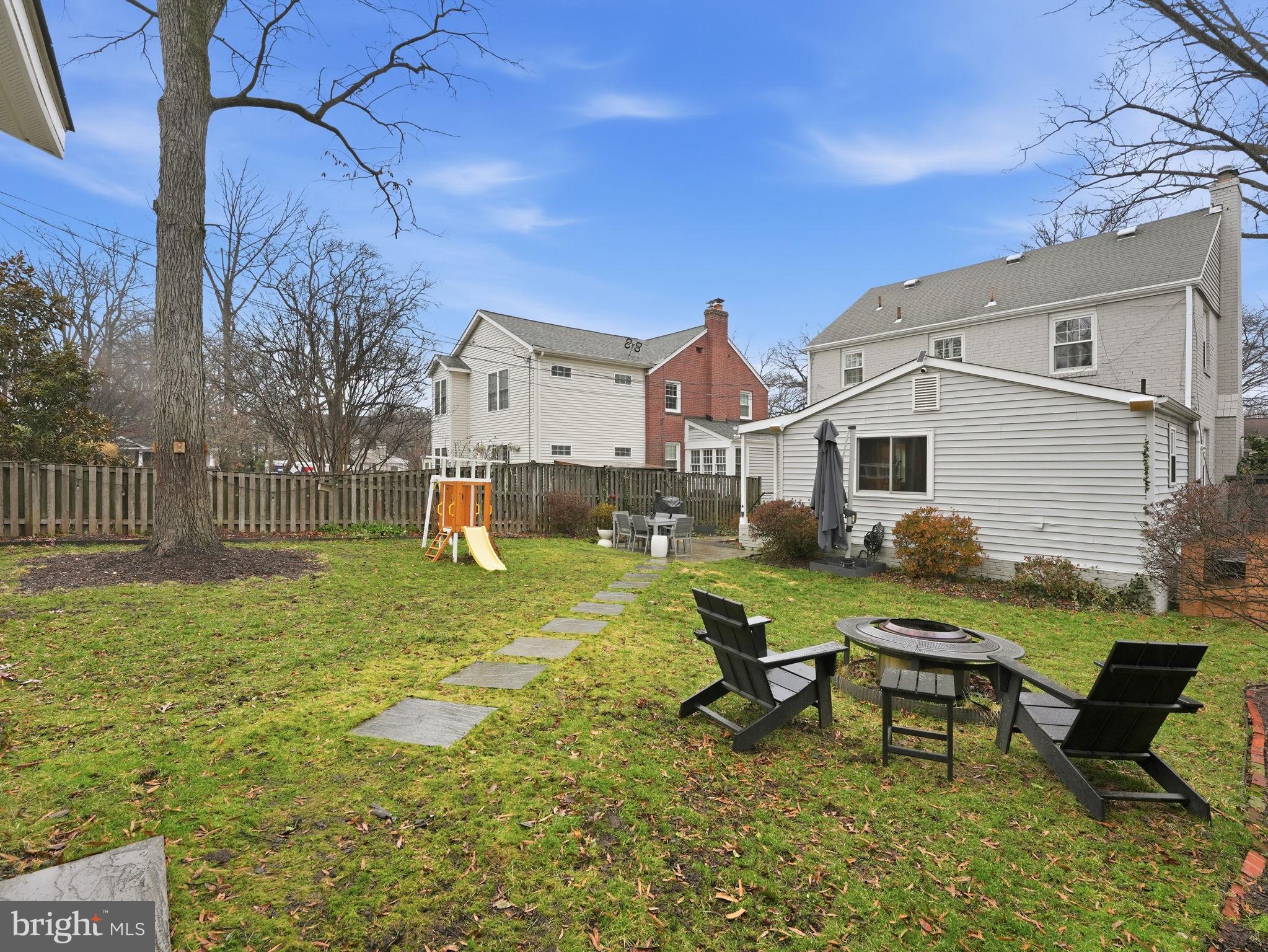 1608 CRESTWOOD DRIVE