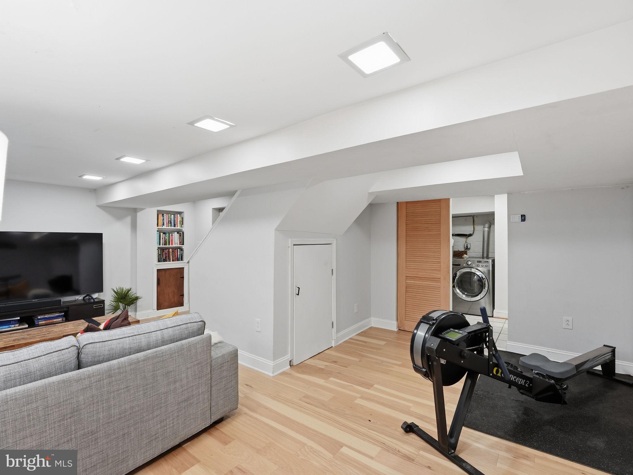 1608 CRESTWOOD DRIVE