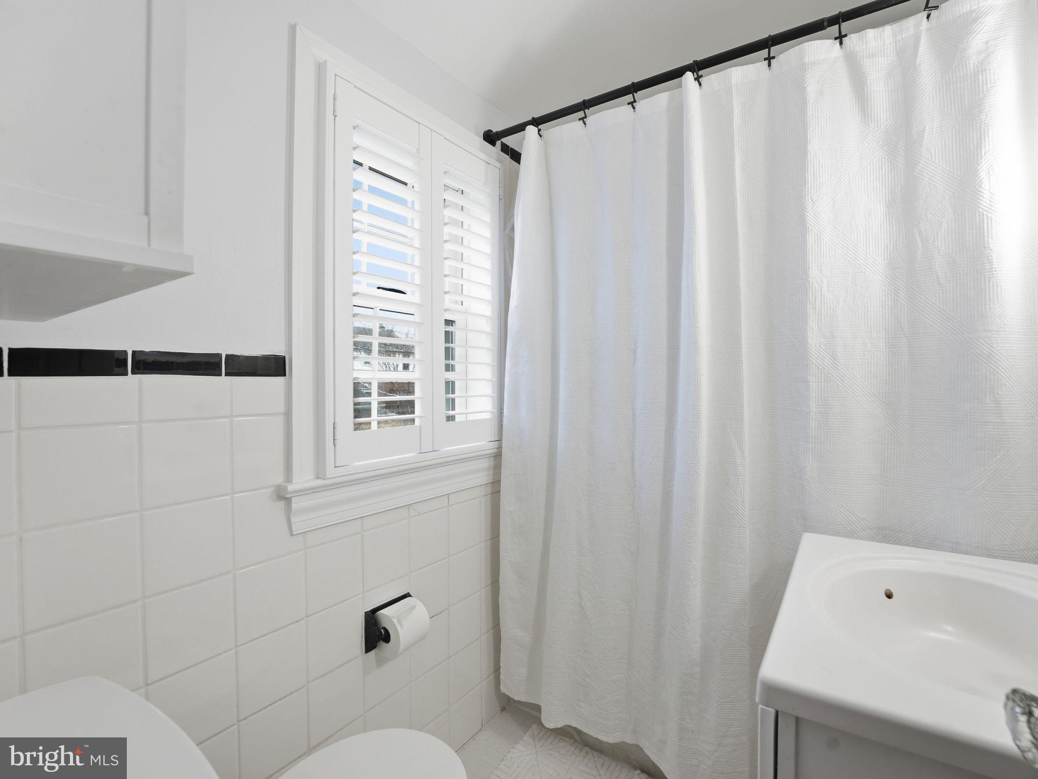 1608 CRESTWOOD DRIVE