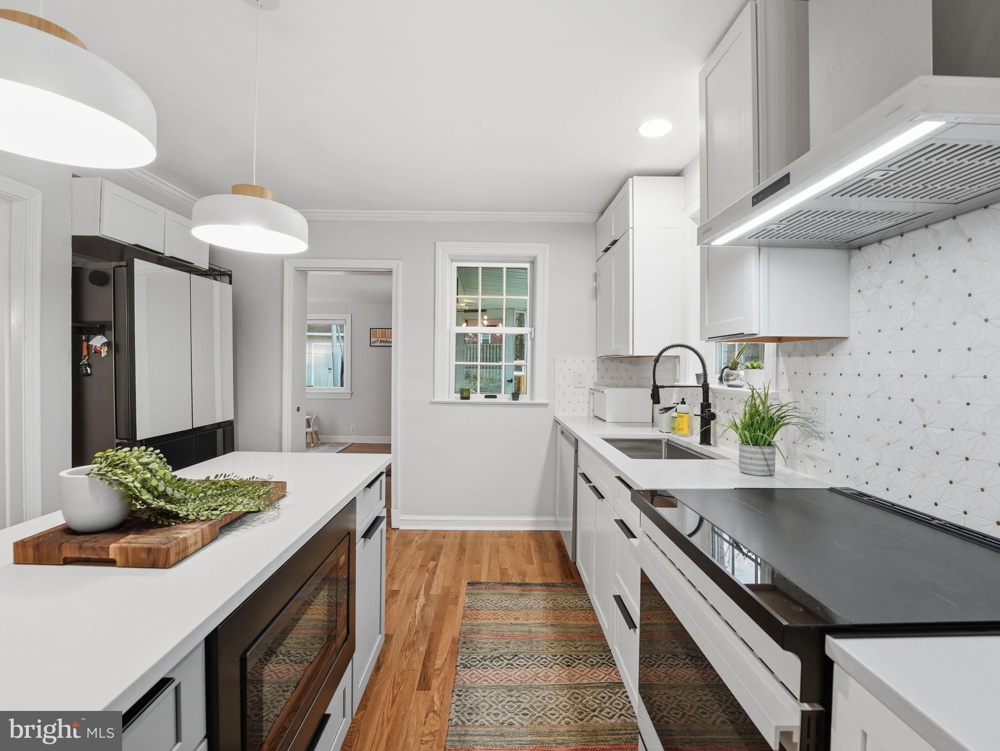 1608 CRESTWOOD DRIVE