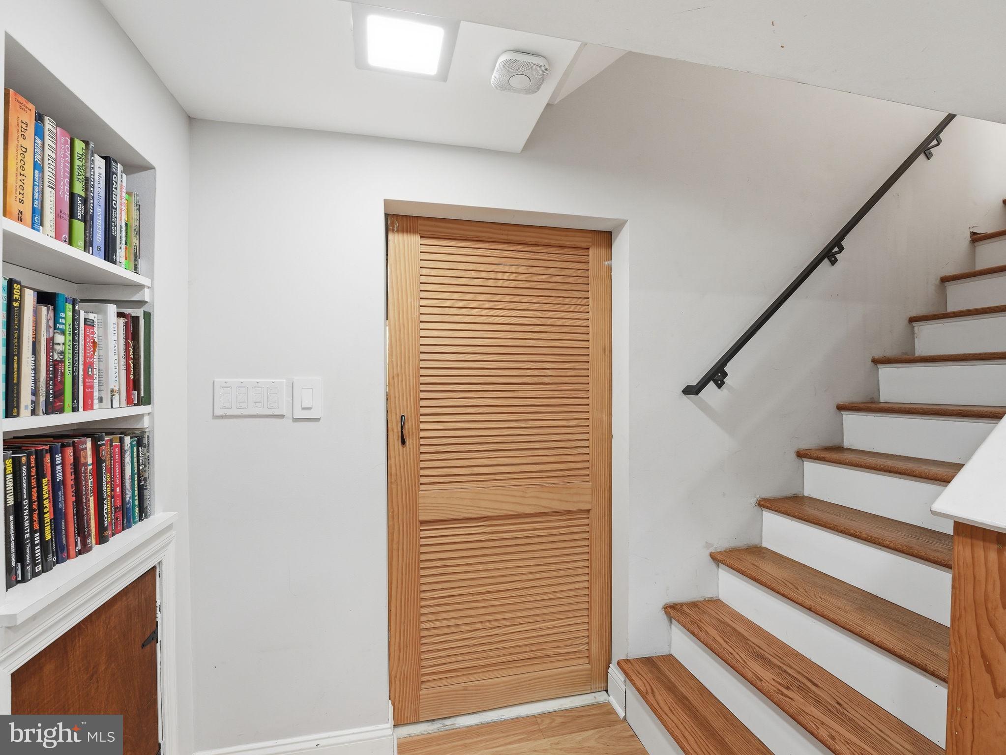 1608 CRESTWOOD DRIVE