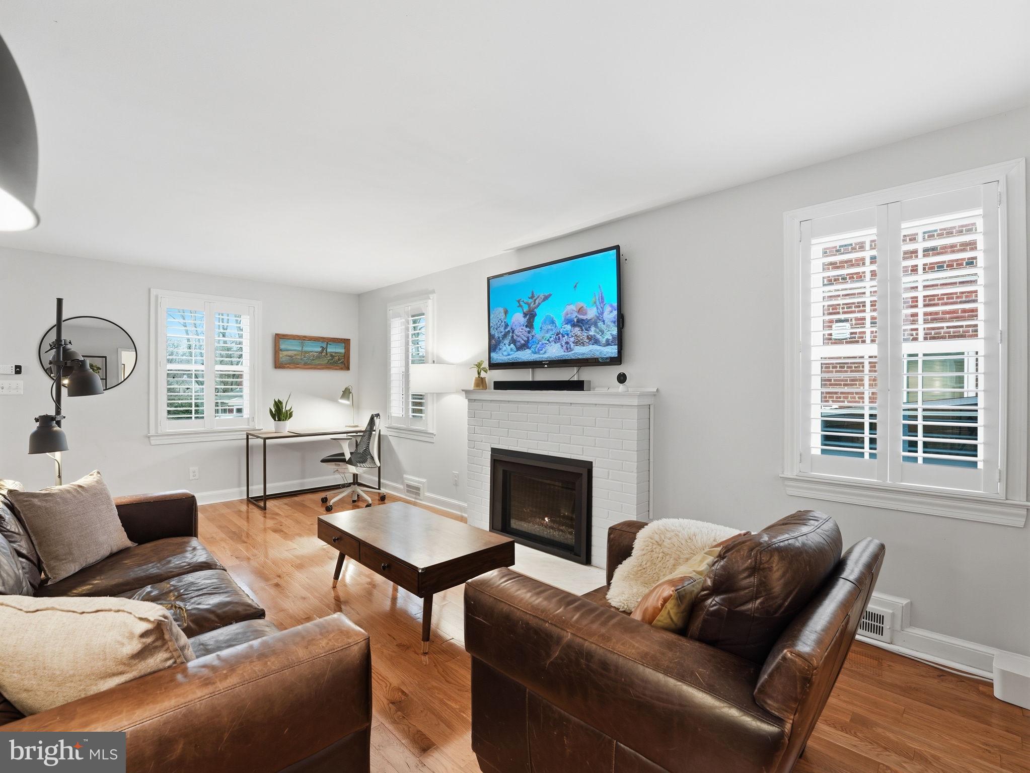 1608 CRESTWOOD DRIVE