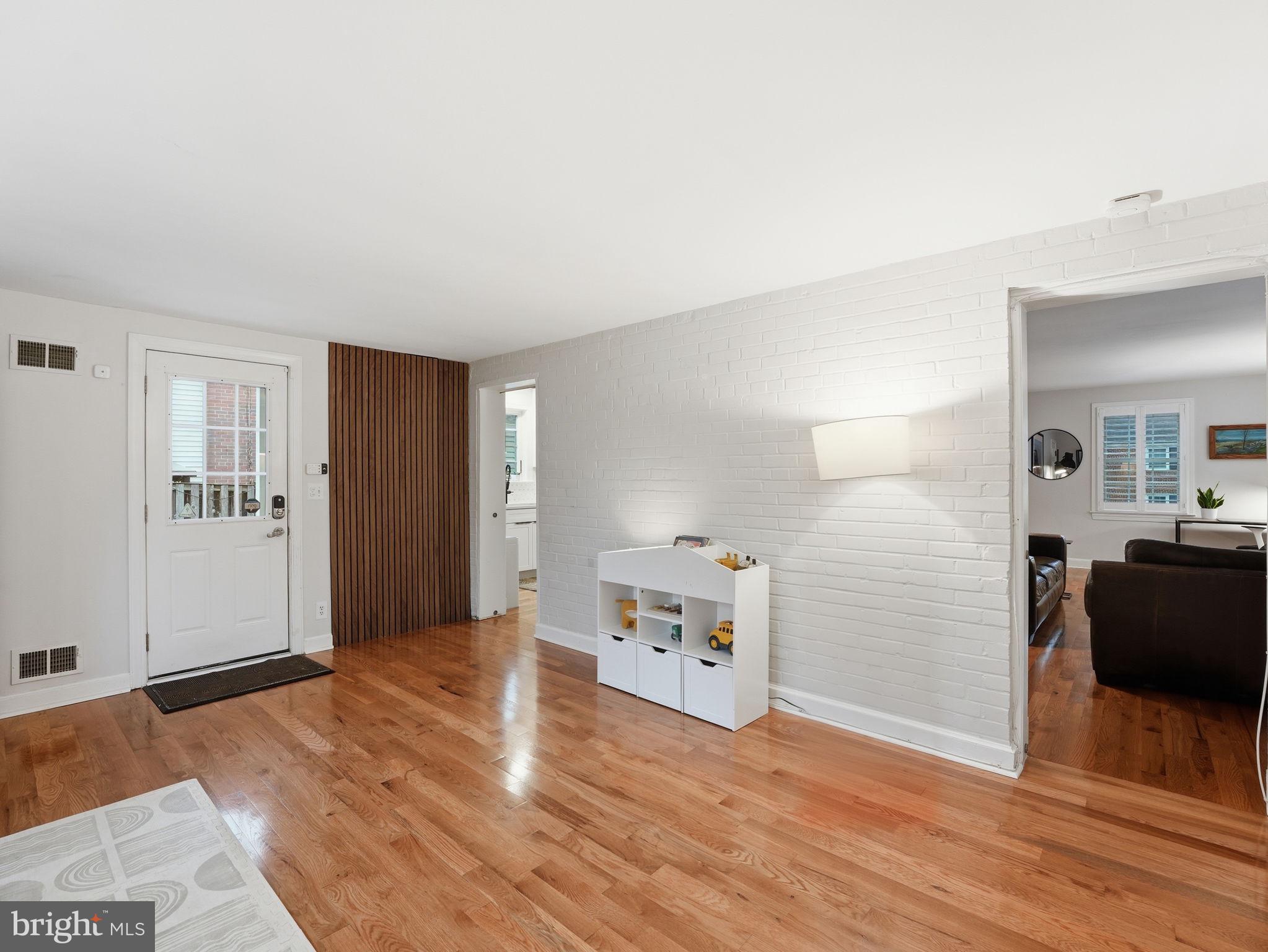 1608 CRESTWOOD DRIVE