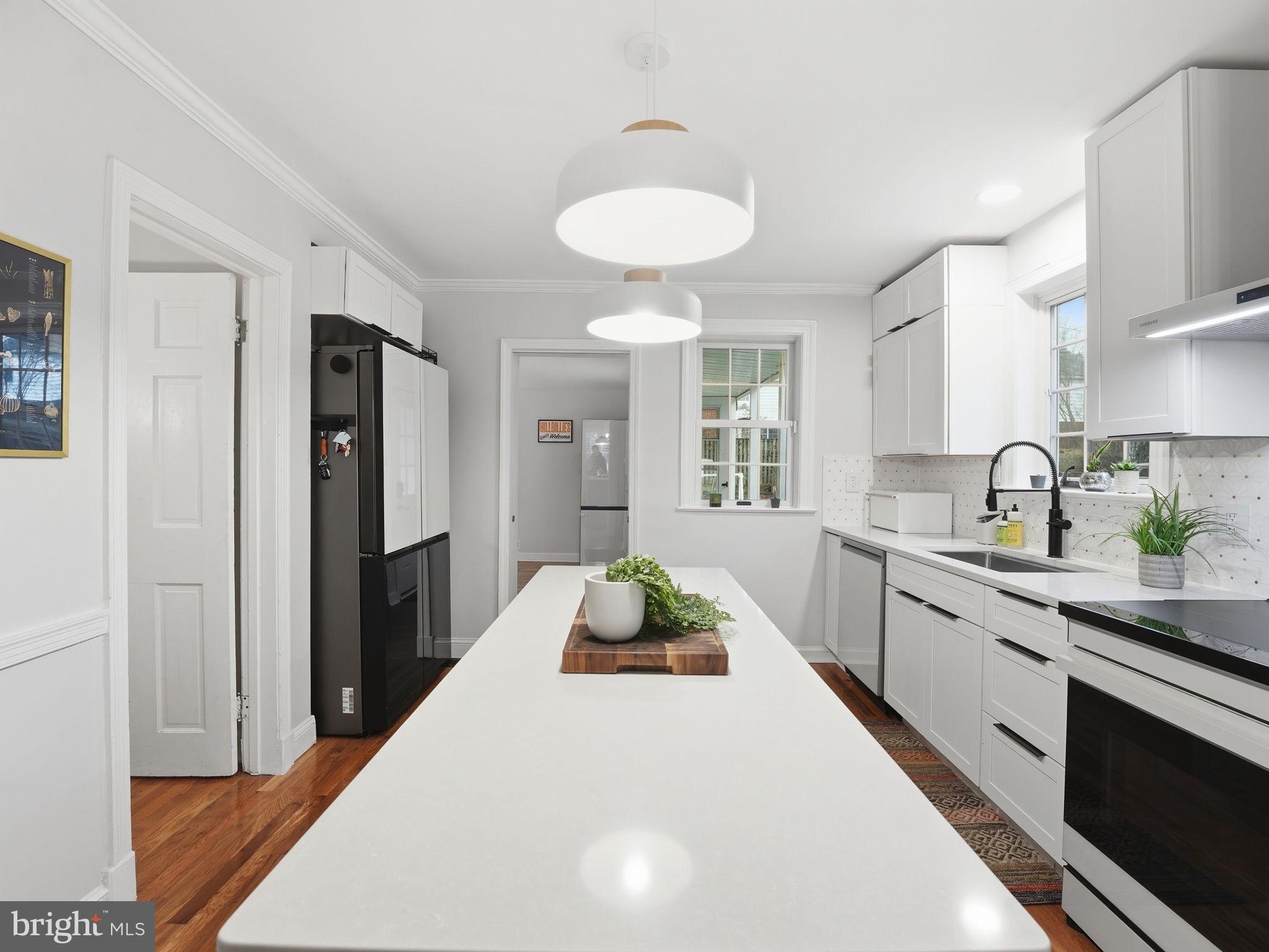 1608 CRESTWOOD DRIVE