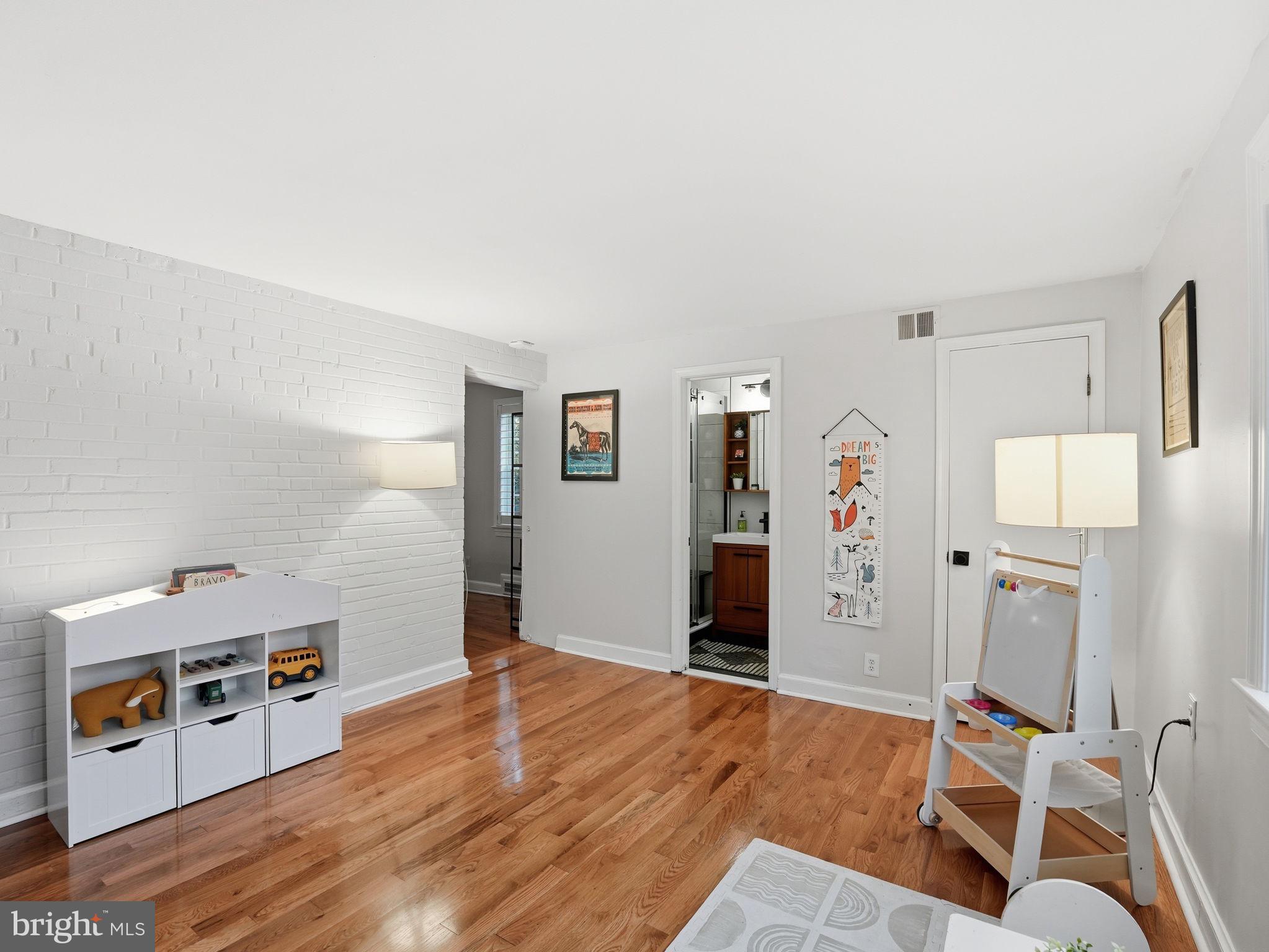 1608 CRESTWOOD DRIVE