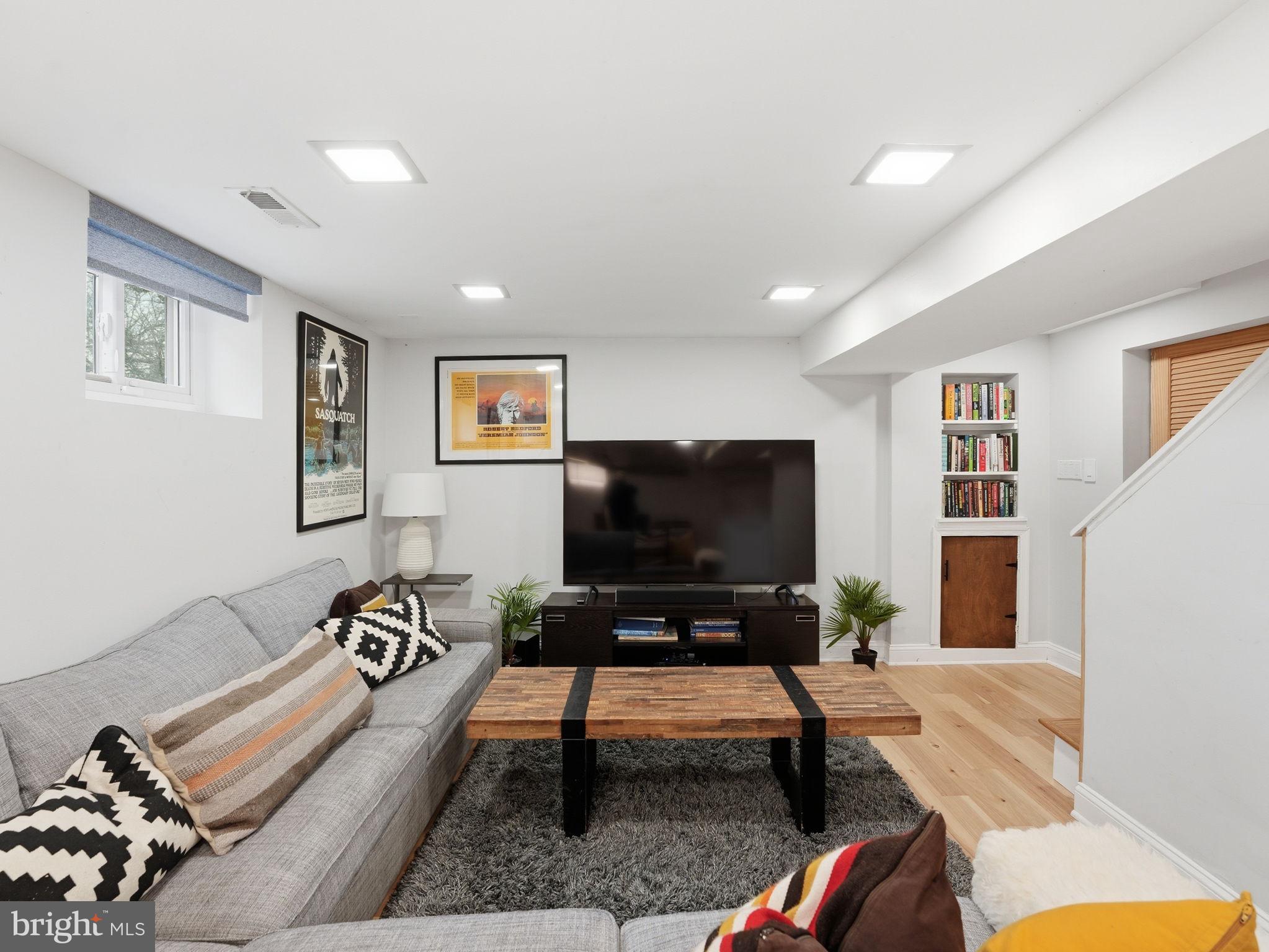 1608 CRESTWOOD DRIVE