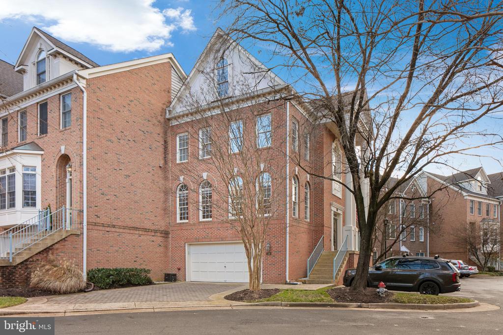 139 REES PLACE