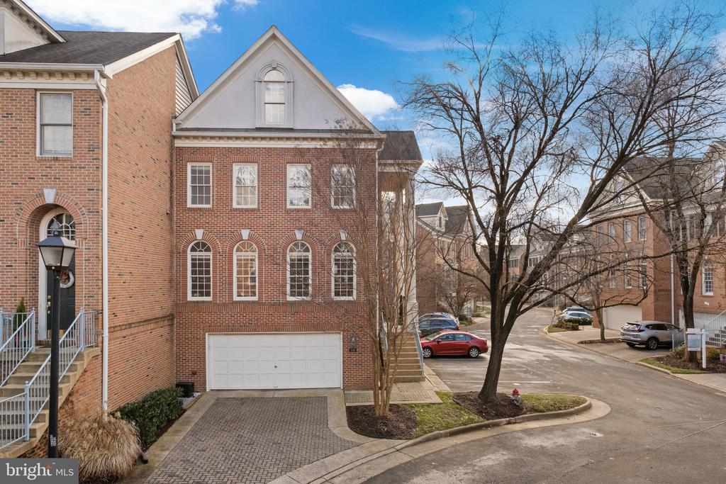 139 REES PLACE