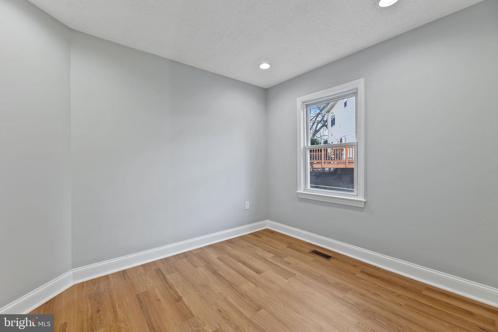 10131 Dwight Ave