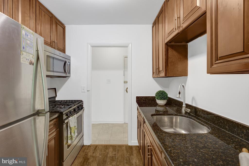 3915 Lyndhurst Dr #303