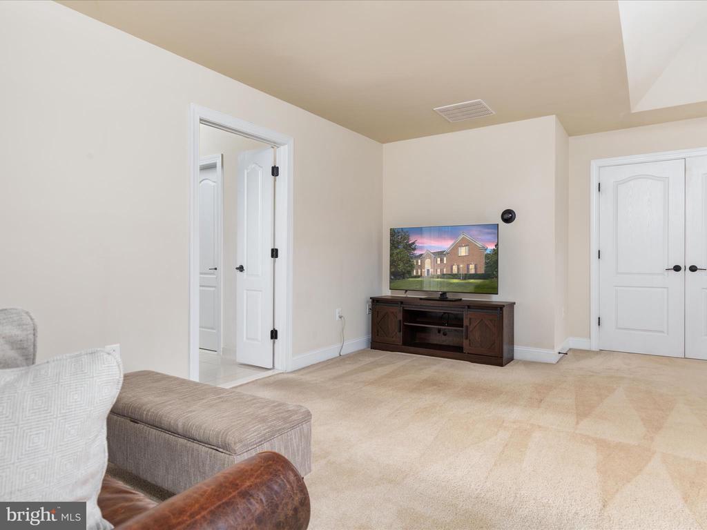 6904 EMMA COURT