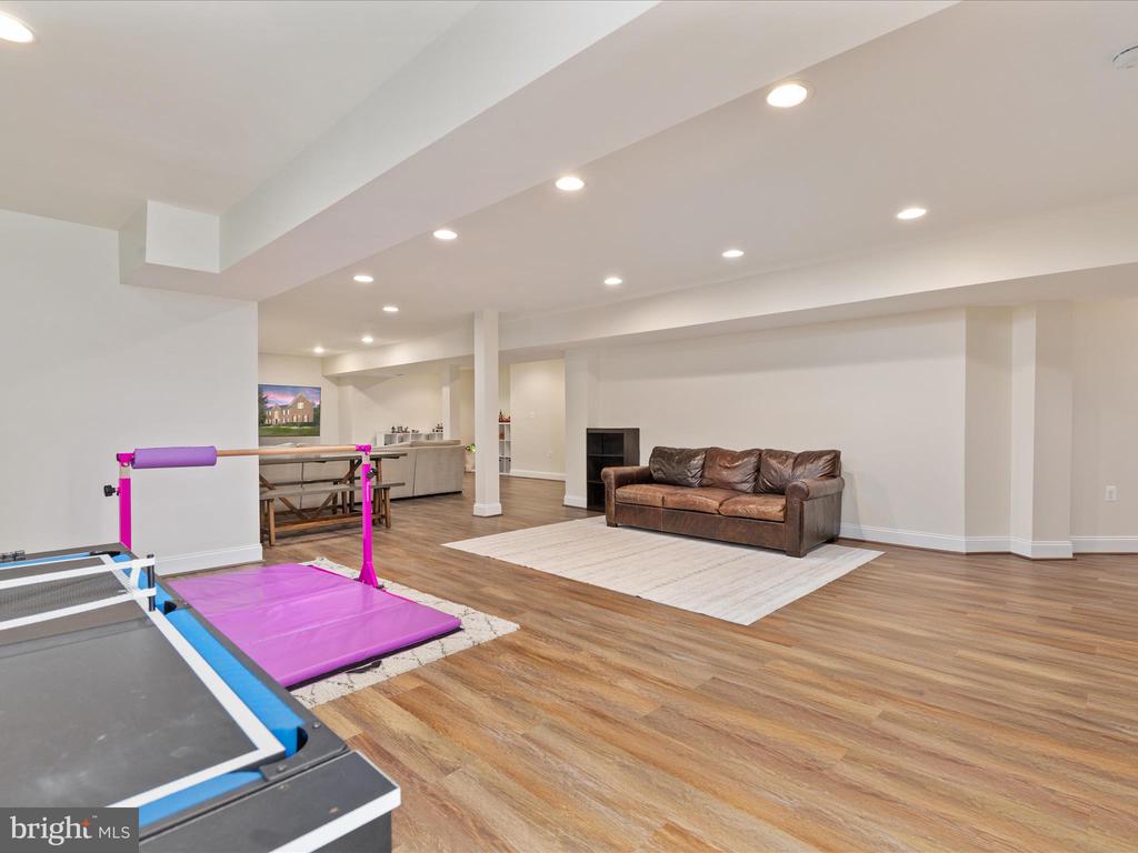 6904 EMMA COURT