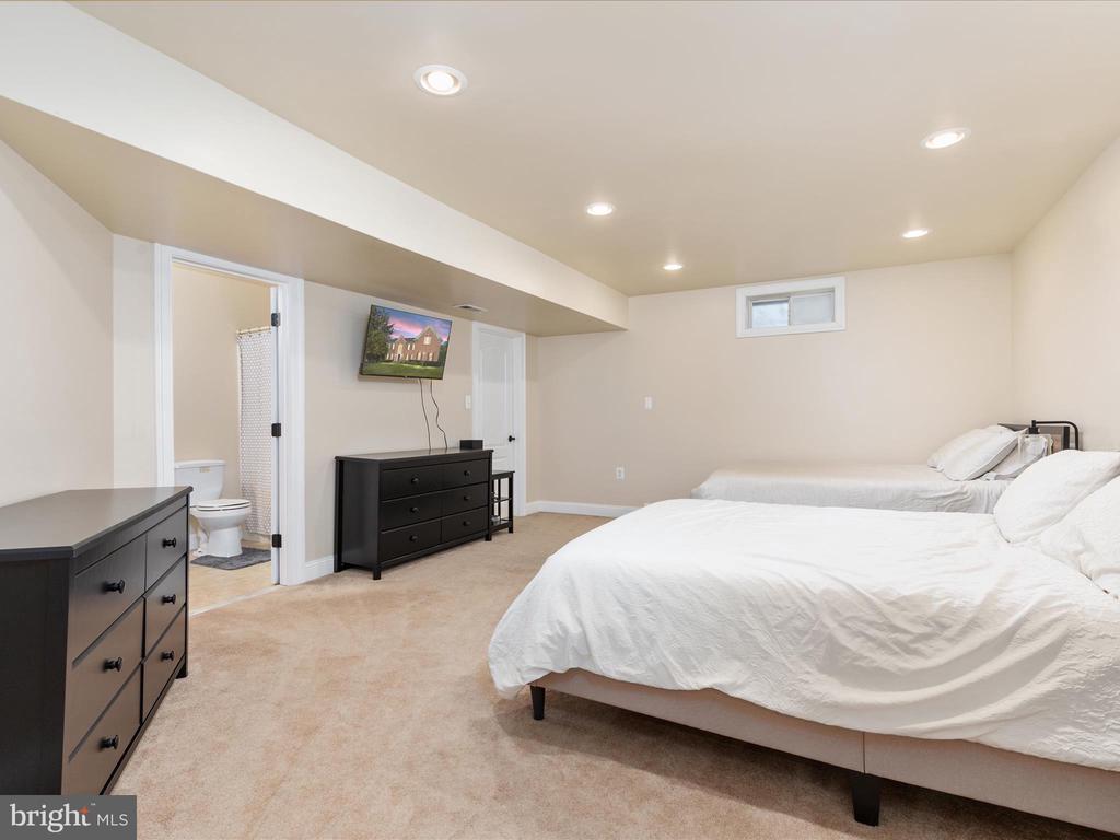 6904 EMMA COURT