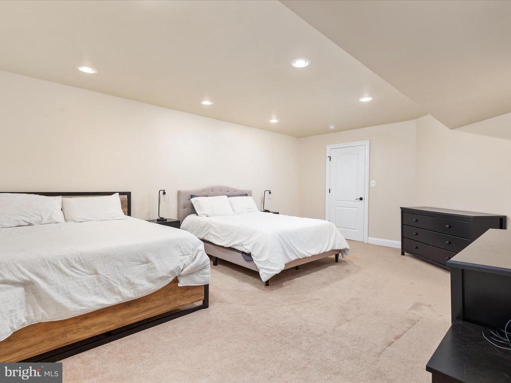 6904 EMMA COURT