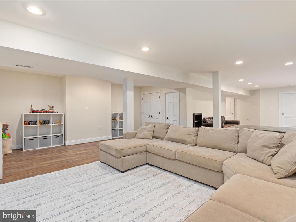 6904 EMMA COURT