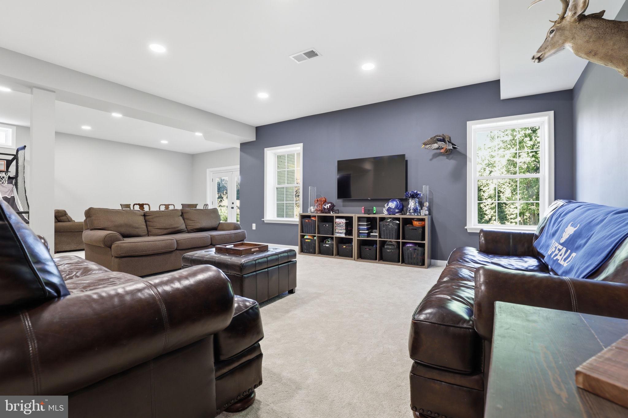 8046 SIDE HILL DRIVE